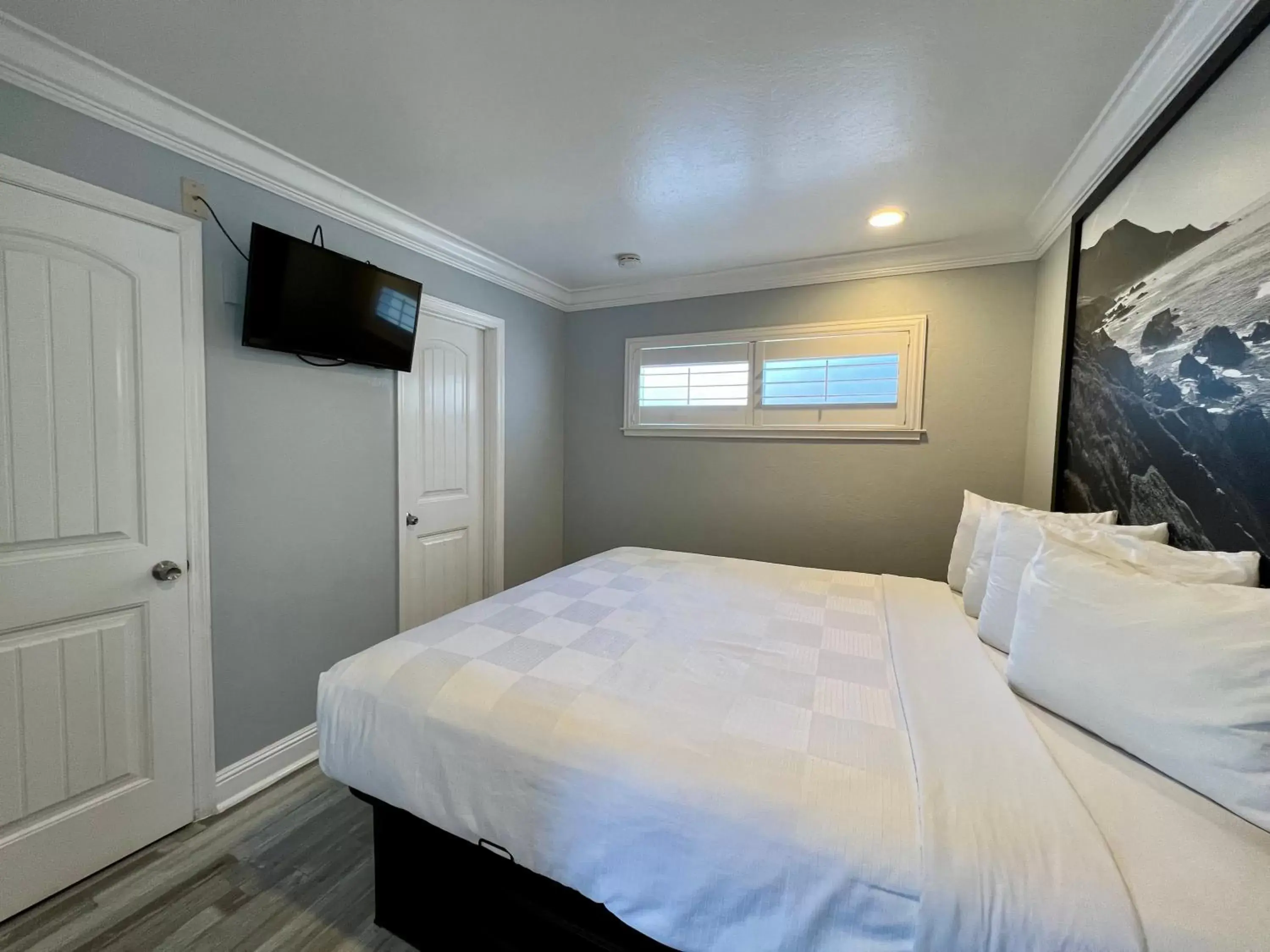 Communal lounge/ TV room, Bed in Super 8 by Wyndham Monterey Fisherman's Wharf Aquarium