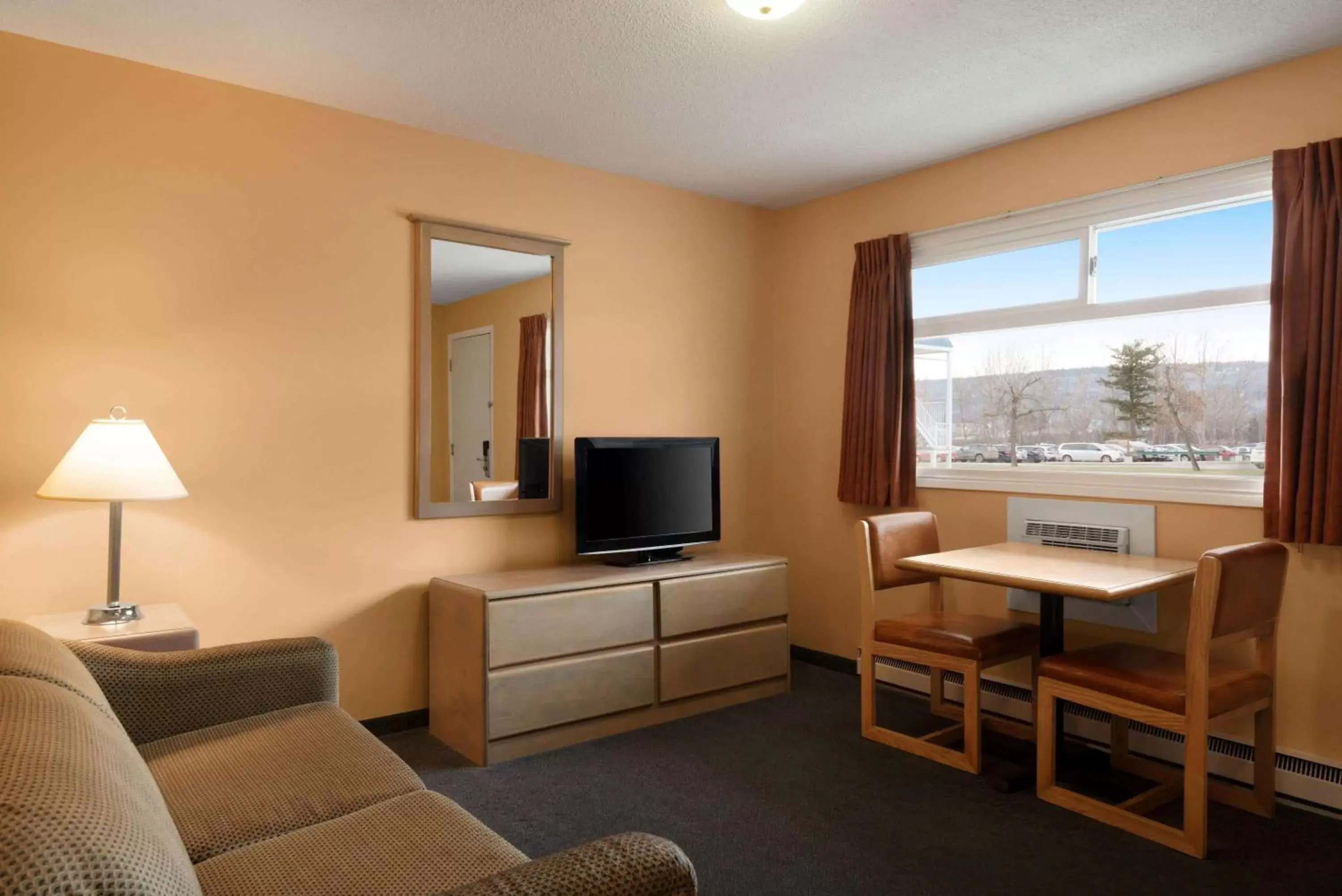 Kitchen or kitchenette, TV/Entertainment Center in Travelodge by Wyndham Quesnel BC