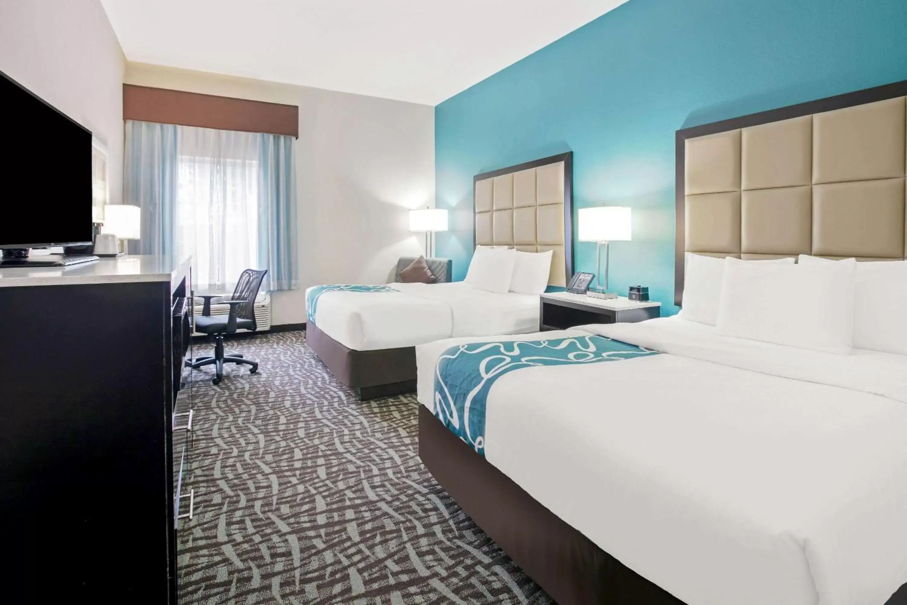 Photo of the whole room, Bed in La Quinta Inn and Suites by Wyndham Paris