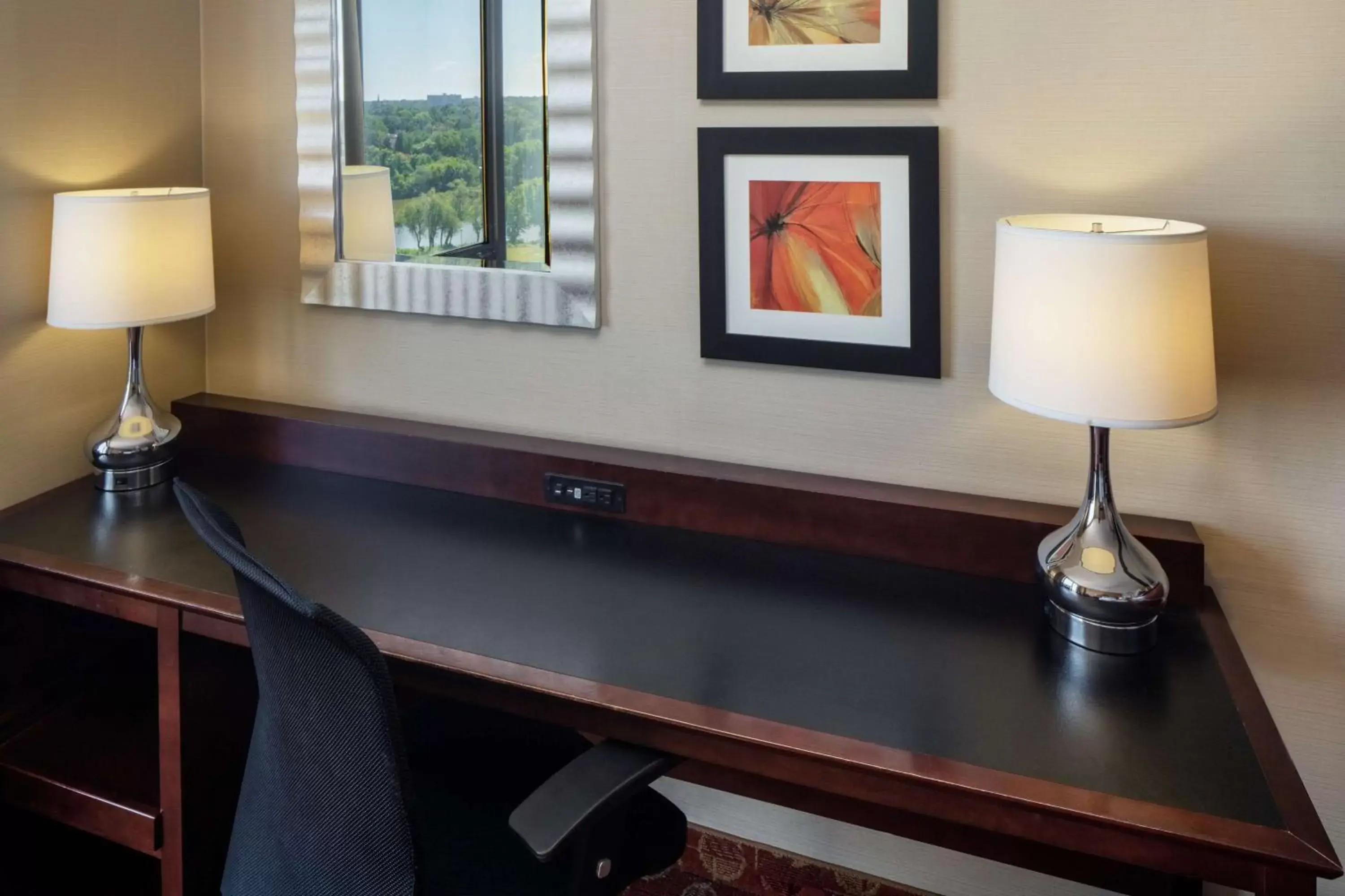 Bedroom, TV/Entertainment Center in DoubleTree by Hilton Cherry Hill Philadelphia