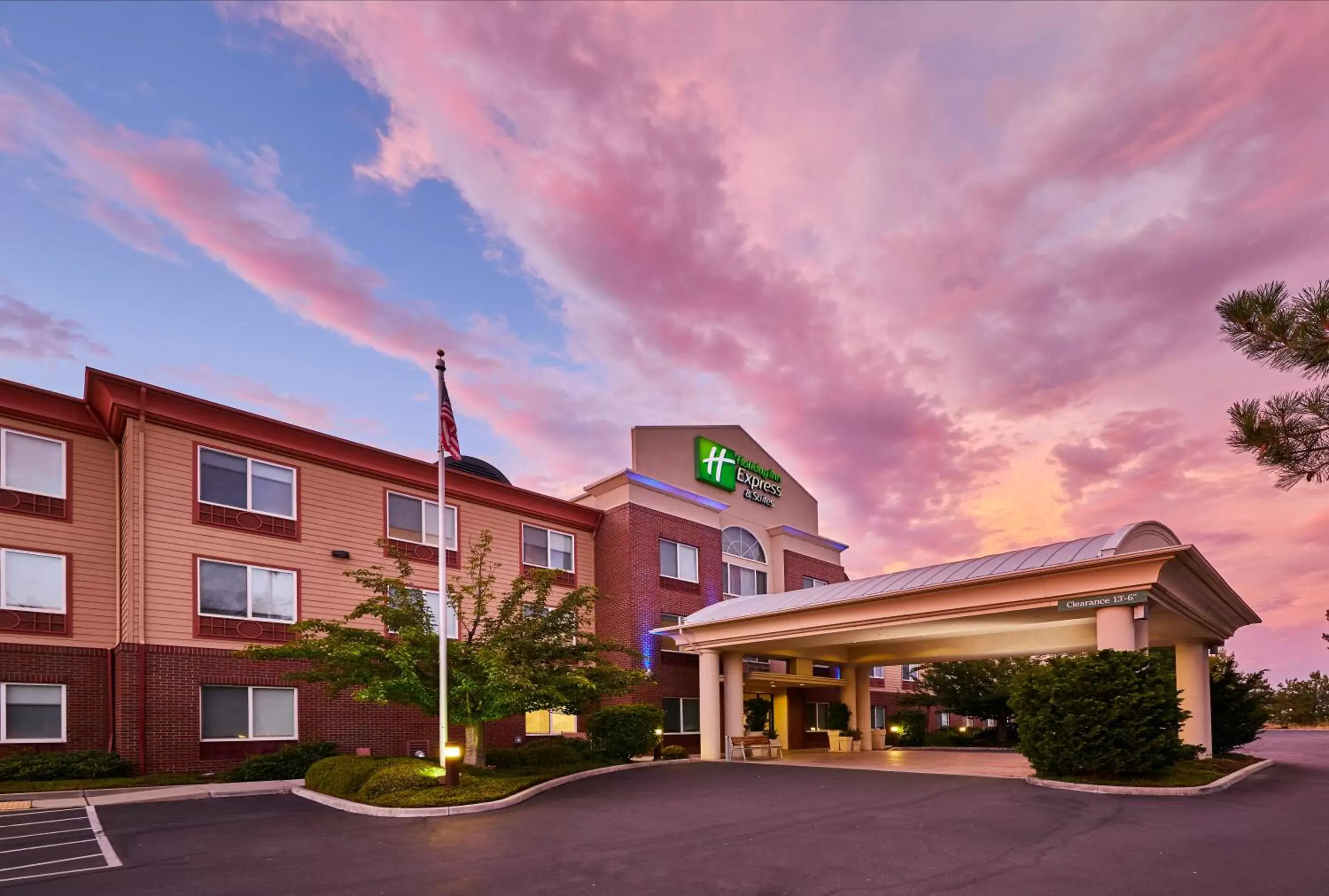 Property Building in Holiday Inn Express Hotel & Suites Medford-Central Point, an IHG Hotel