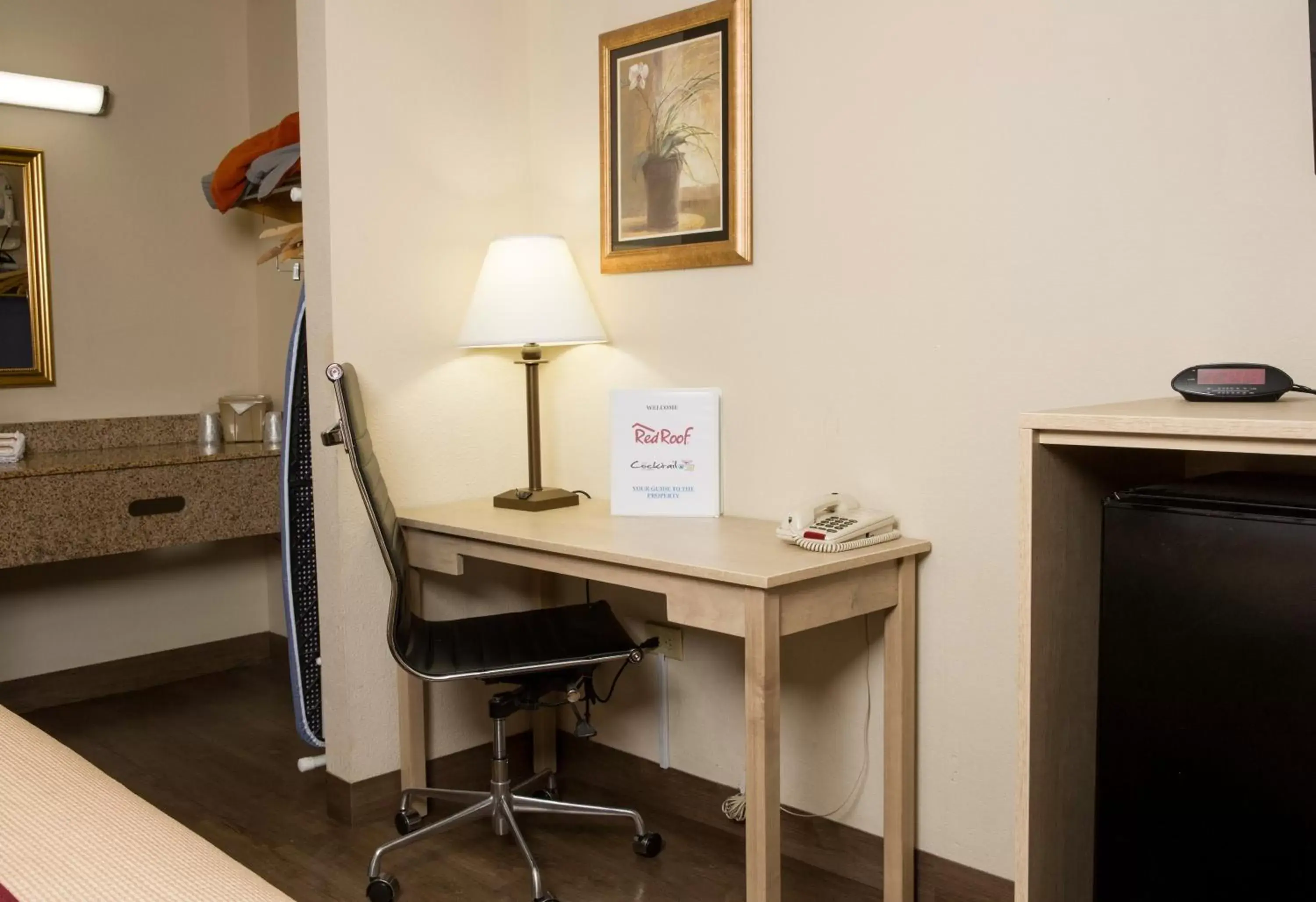 Photo of the whole room, Coffee/Tea Facilities in Red Roof Inn & Suites Pigeon Forge Parkway