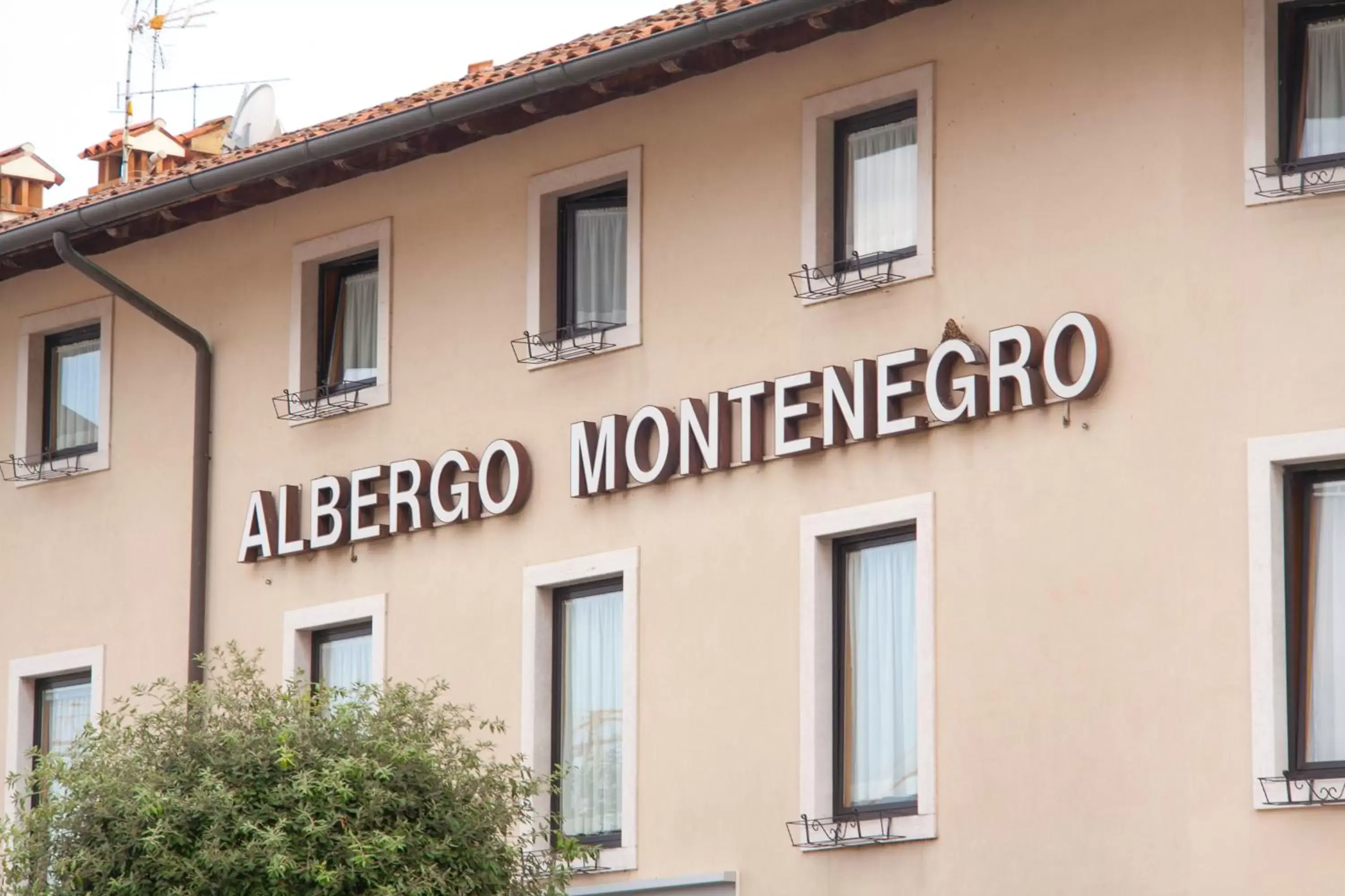 Property Building in Albergo Montenegro