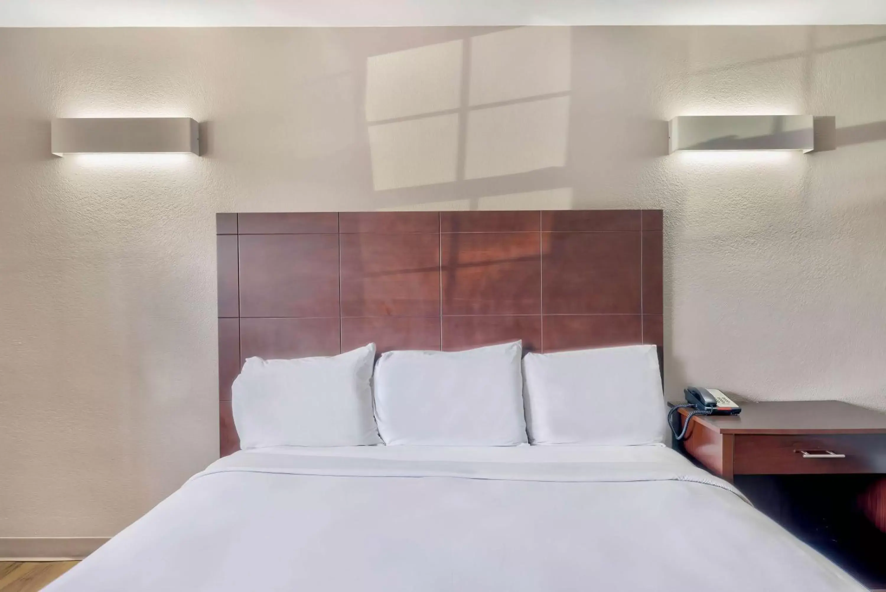 Bedroom, Bed in Motel 6-Falls Church, VA - Arlington Boulevard Bedroom, Bed in Motel 6-Falls Church, VA - Arlington Boulevard