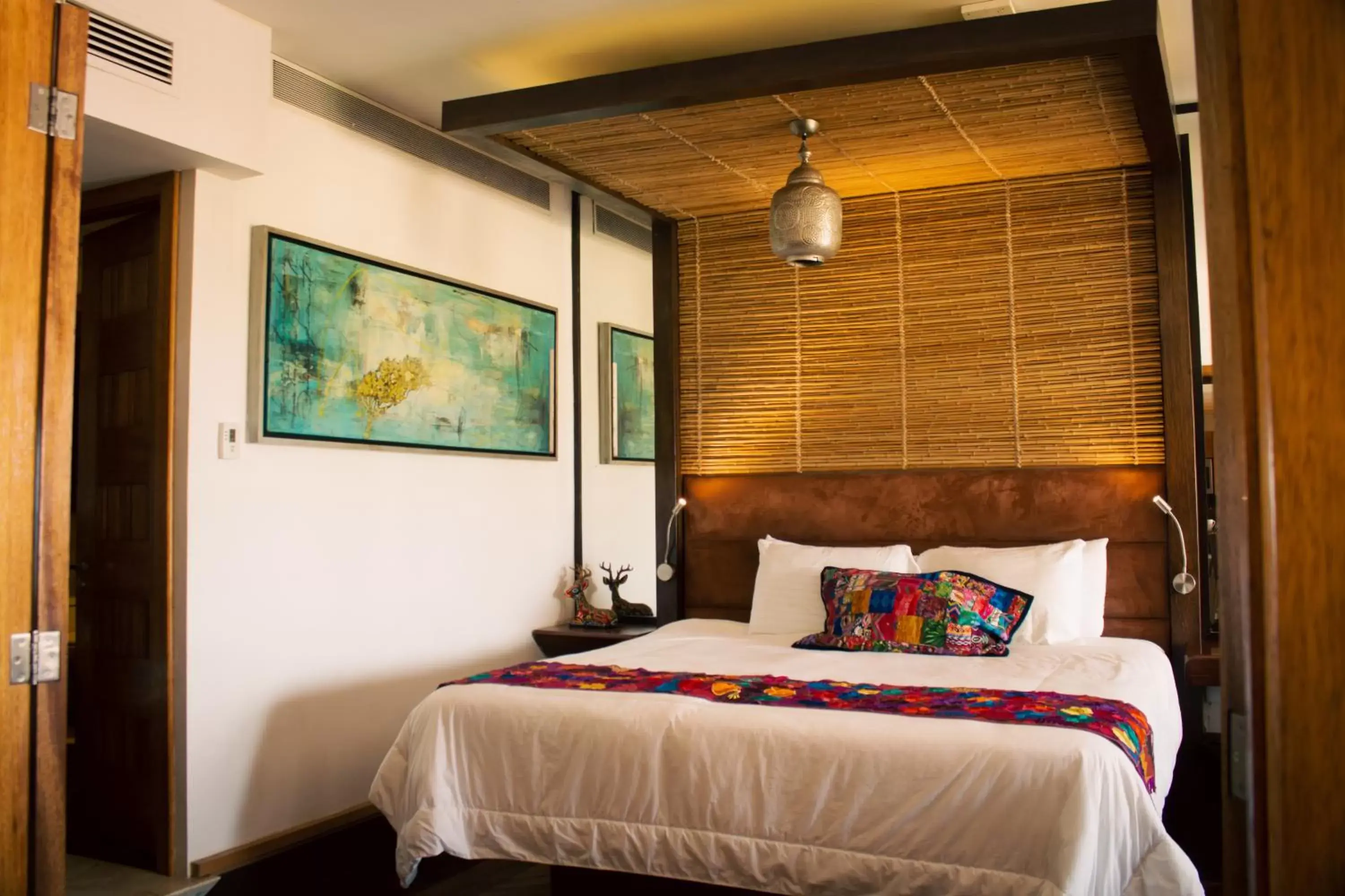 Photo of the whole room, Bed in Aldea Thai