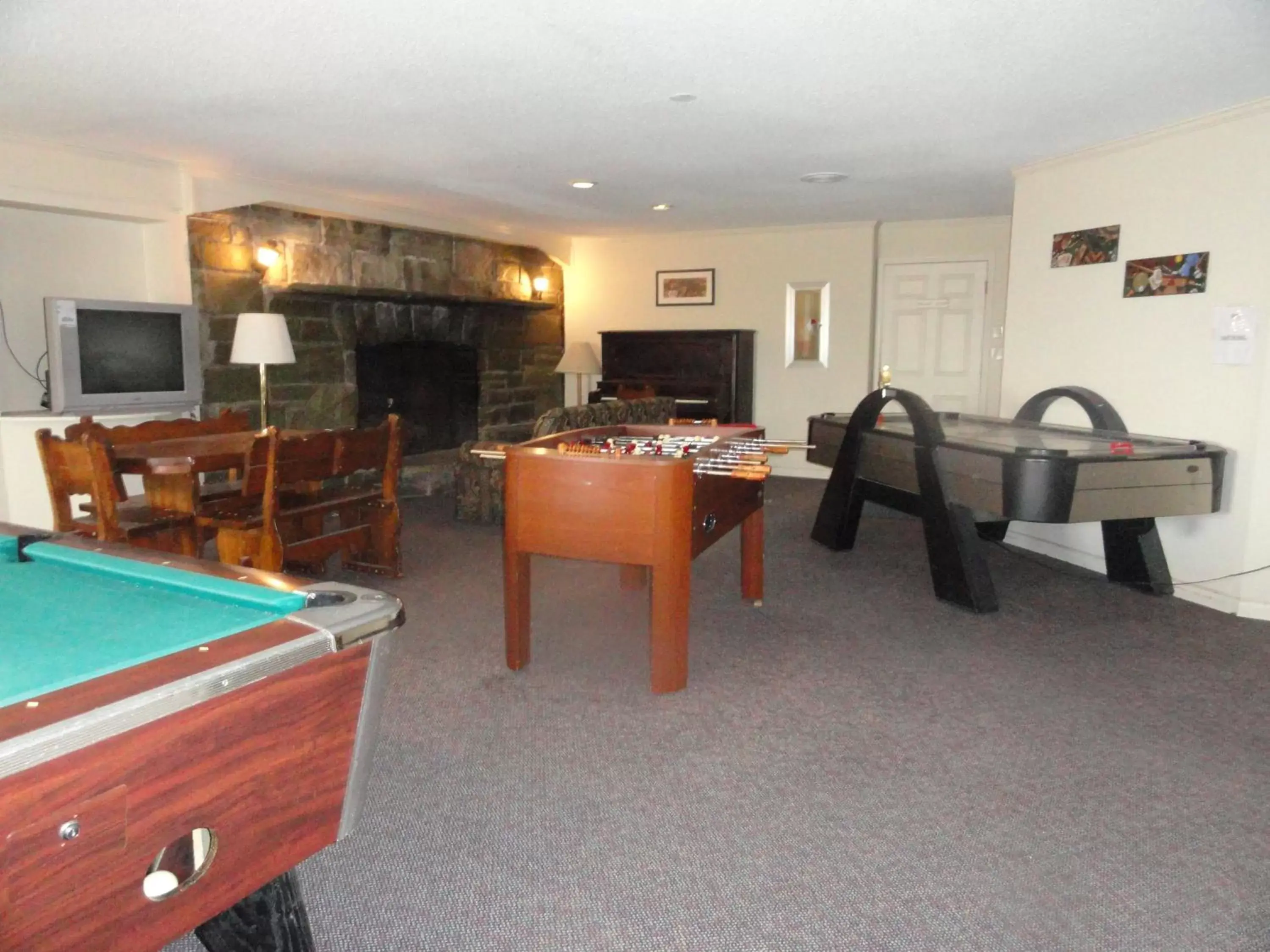 Communal lounge/ TV room, Billiards in 4 Seasons at Beech Mountain