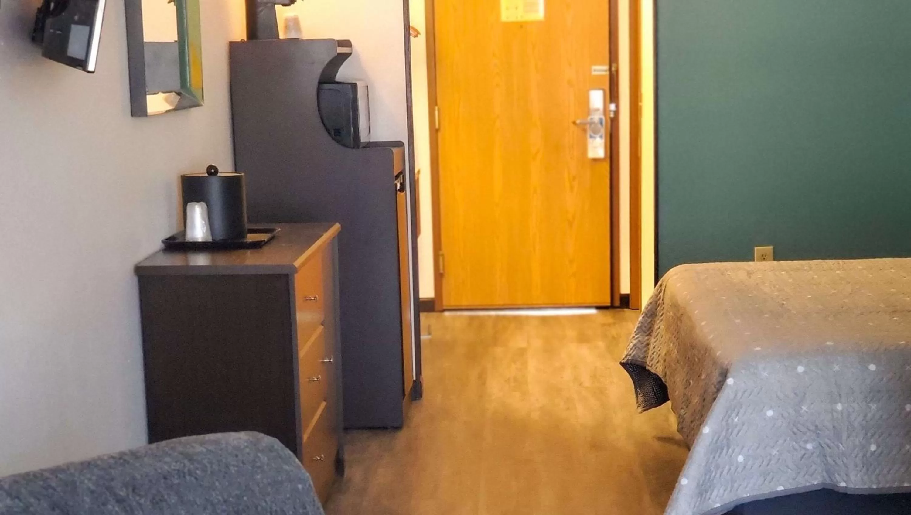 Photo of the whole room in Jasper Ridge Inn Ishpeming