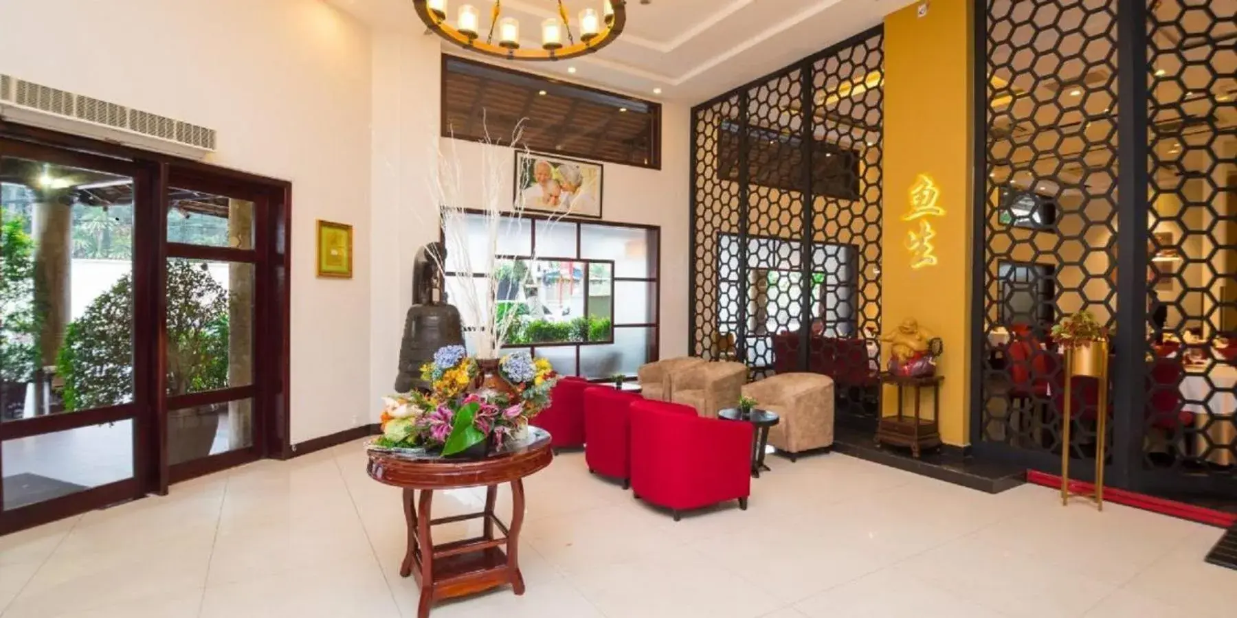 Facade/entrance in Almond Hotel Sothearos Facade/entrance in Almond Hotel Sothearos