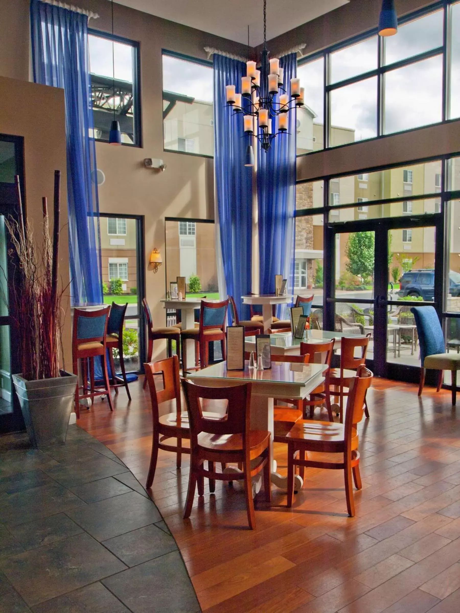 Dining area, Restaurant/Places to Eat in DoubleTree by Hilton Buffalo-Amherst