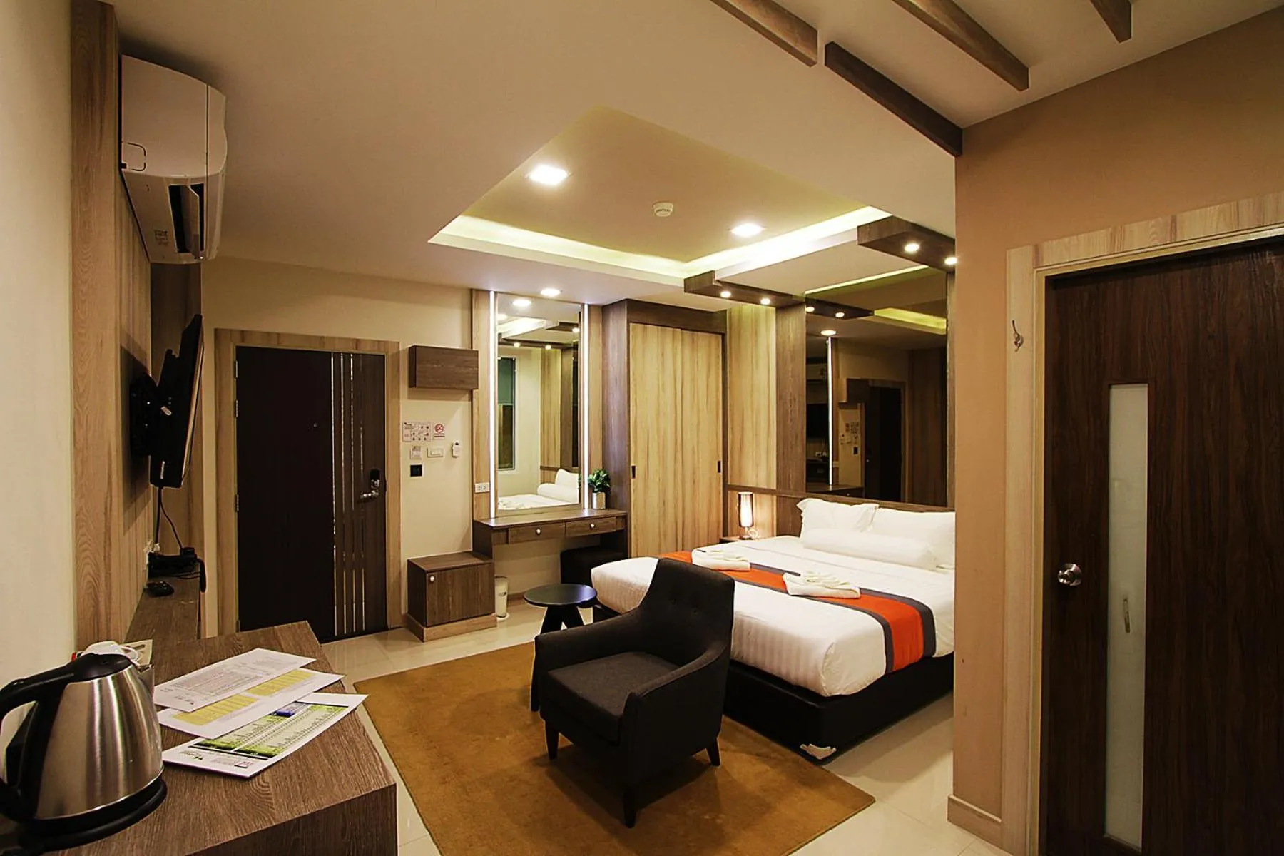 Photo of the whole room, Bed in The Contrast i Hotel