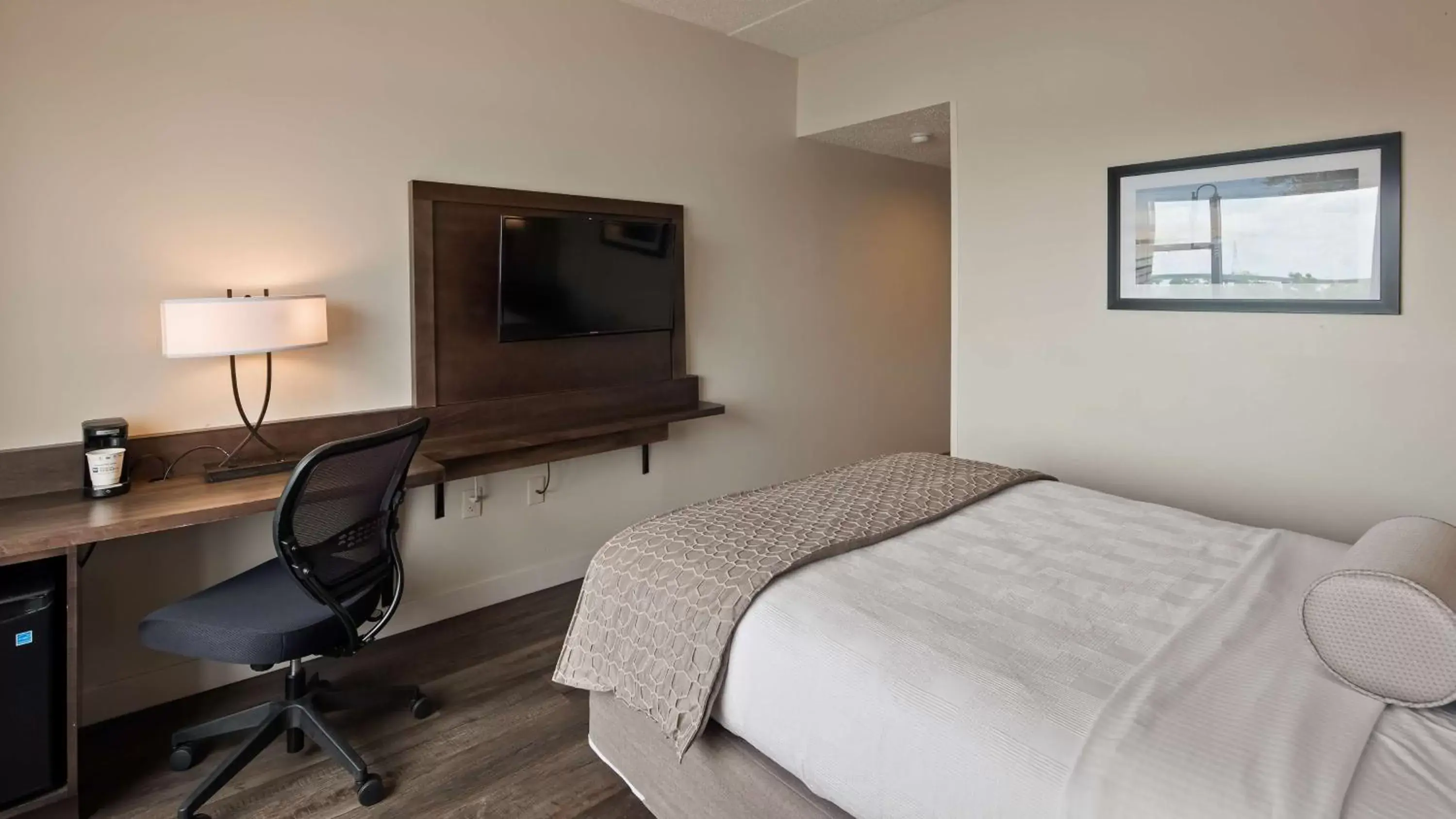 Photo of the whole room, Bed in Best Western Plus Coastline Inn