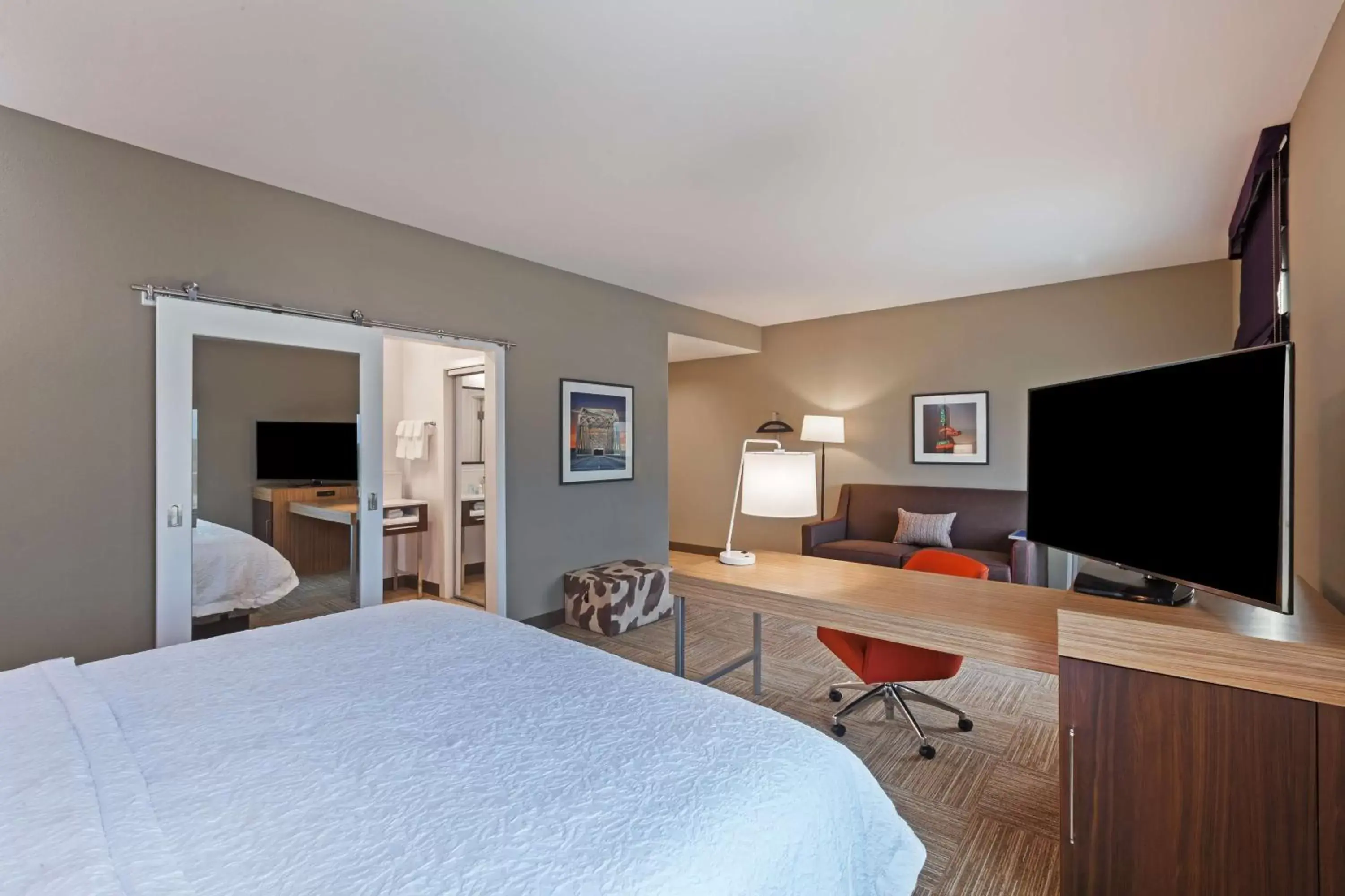 Bedroom, TV/Entertainment Center in Hampton Inn By Hilton Bulverde Texas Hill Country