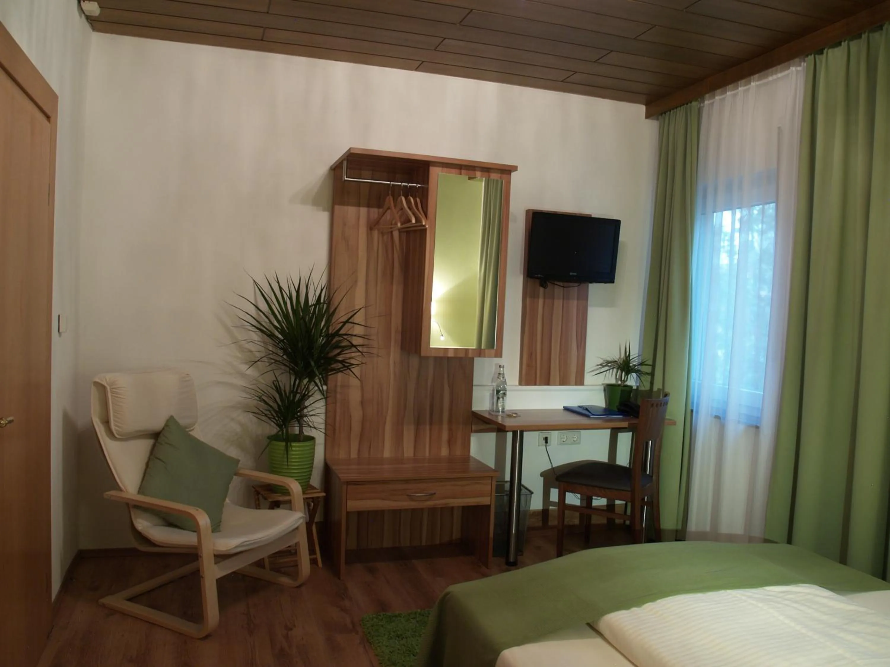 Photo of the whole room, Bed in Hotel Smart-Inn