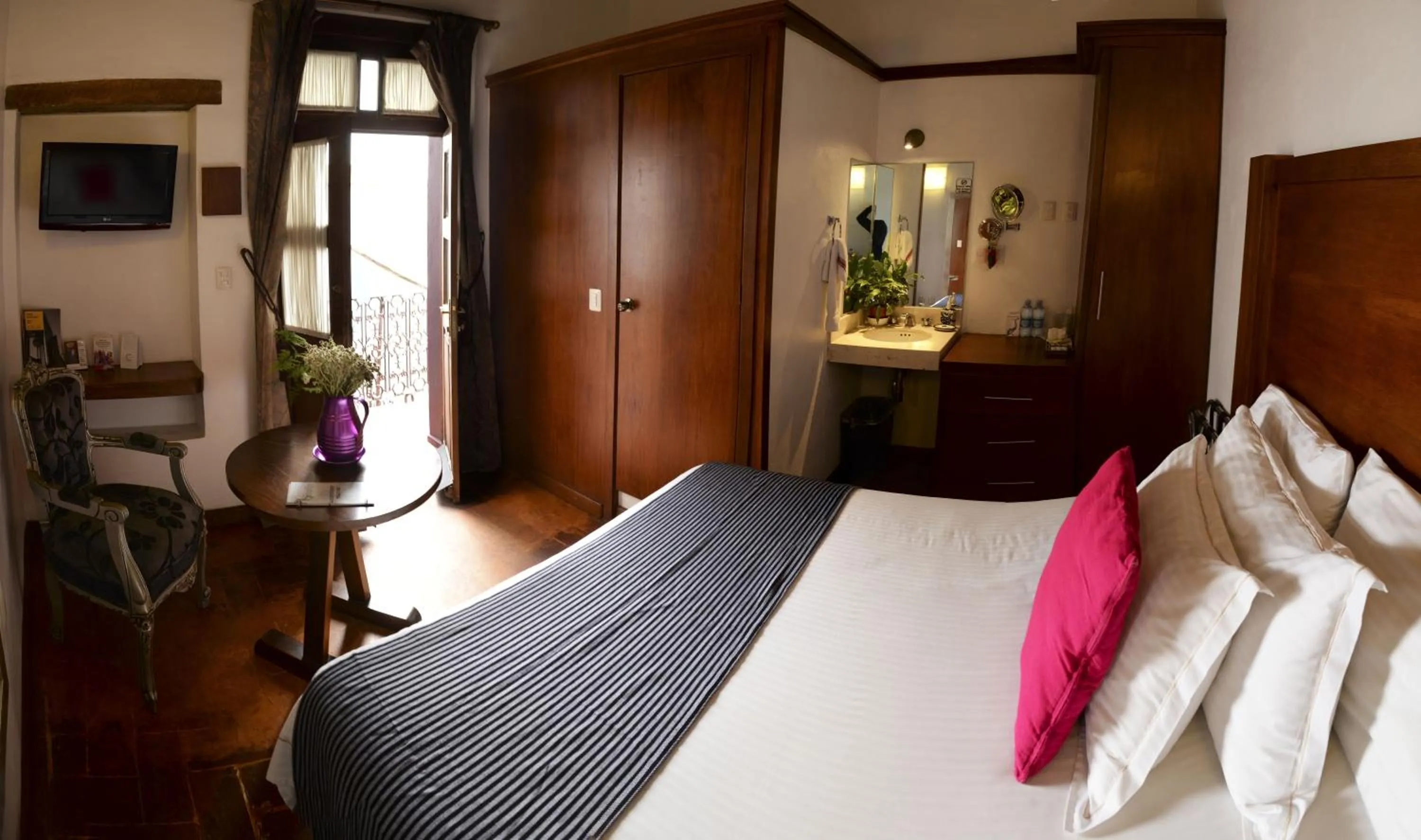 Photo of the whole room, Bed in El Serafin Hotel Boutique
