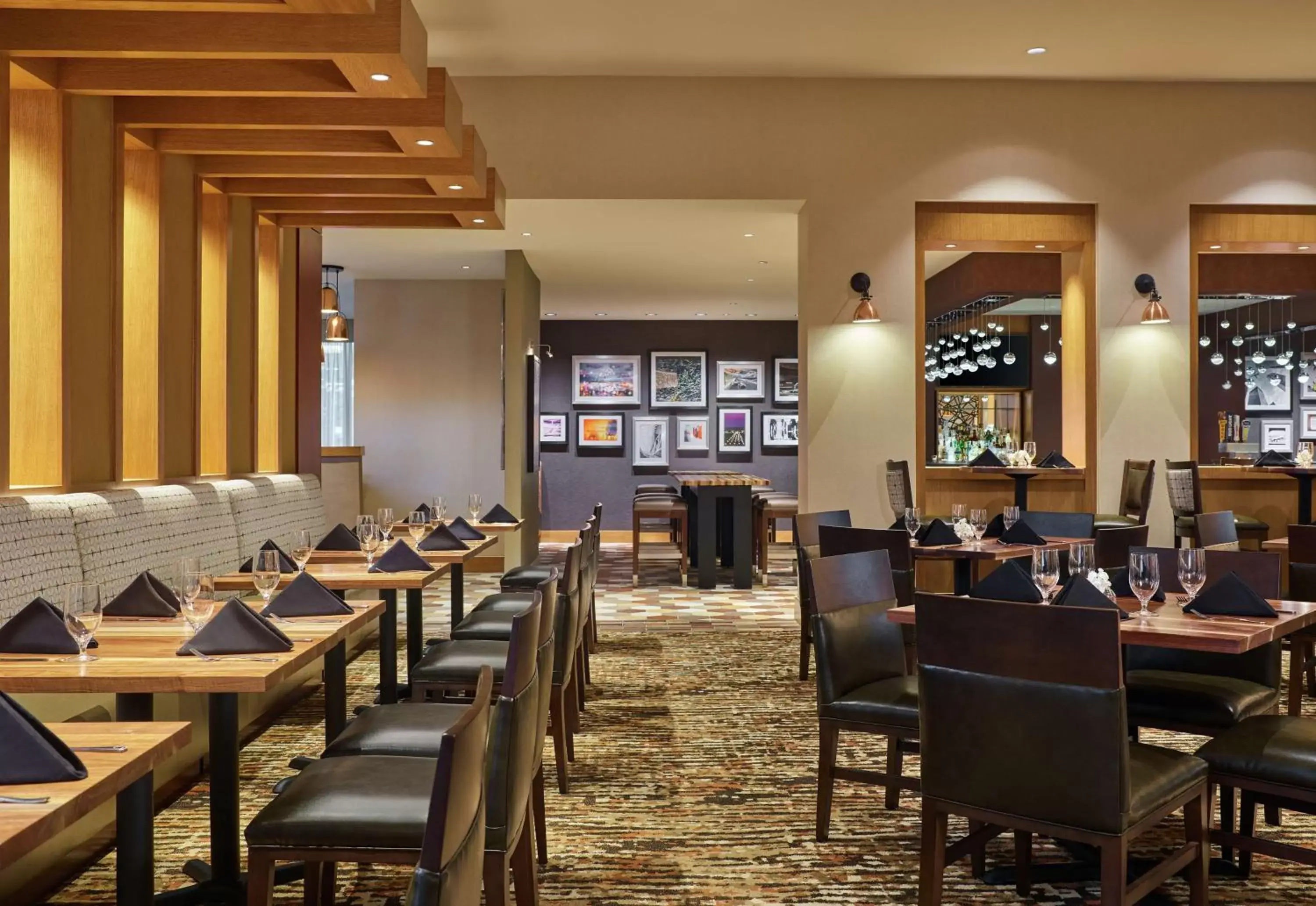 Lounge or bar, Restaurant/Places to Eat in DoubleTree by Hilton Houston Intercontinental Airport