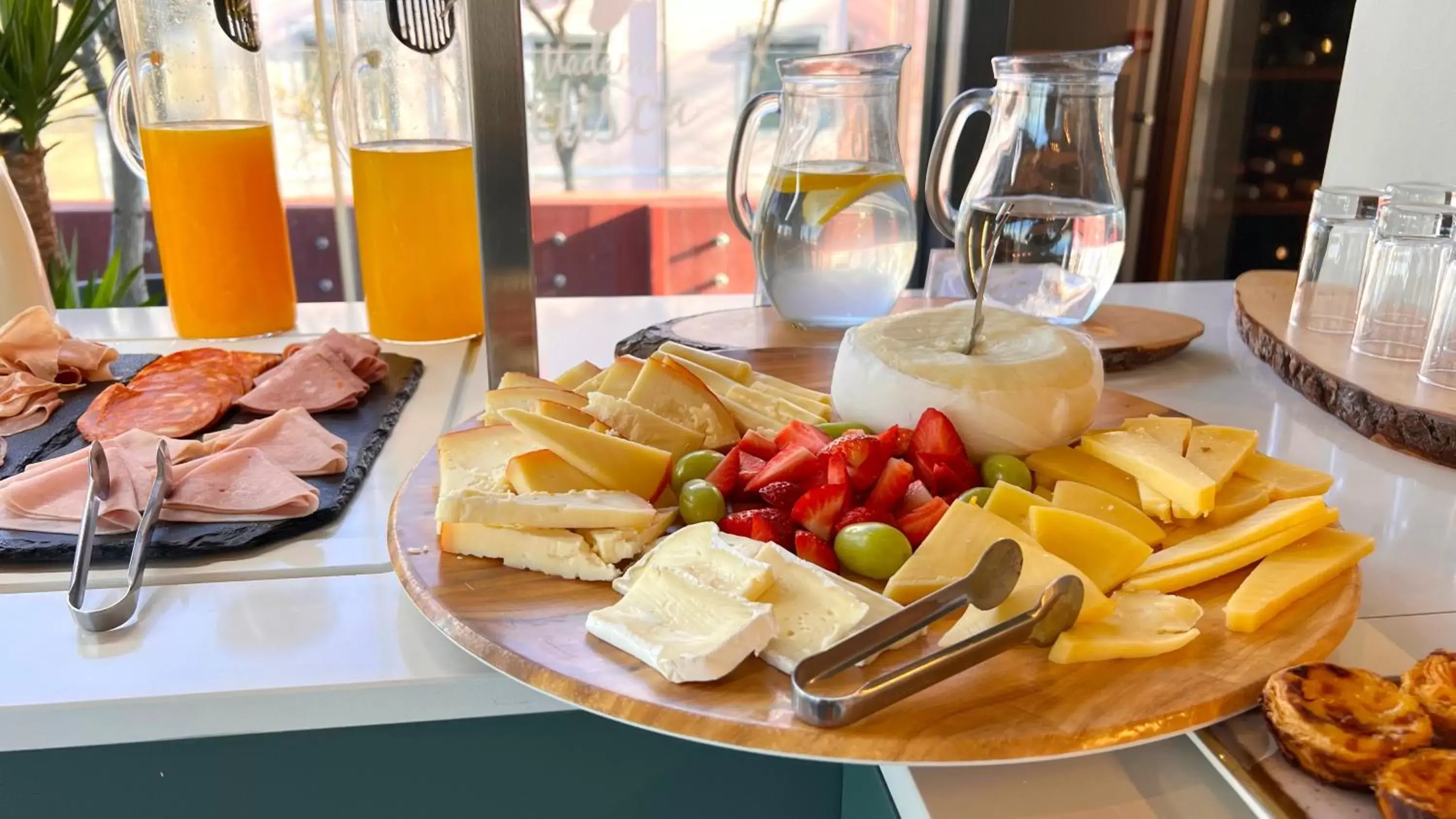 Buffet breakfast in Monte Belvedere Hotel by Shiadu