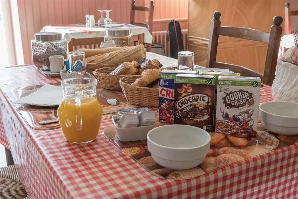 Breakfast in HOTEL DU CYGNE DE LA CROIX BLANCHE