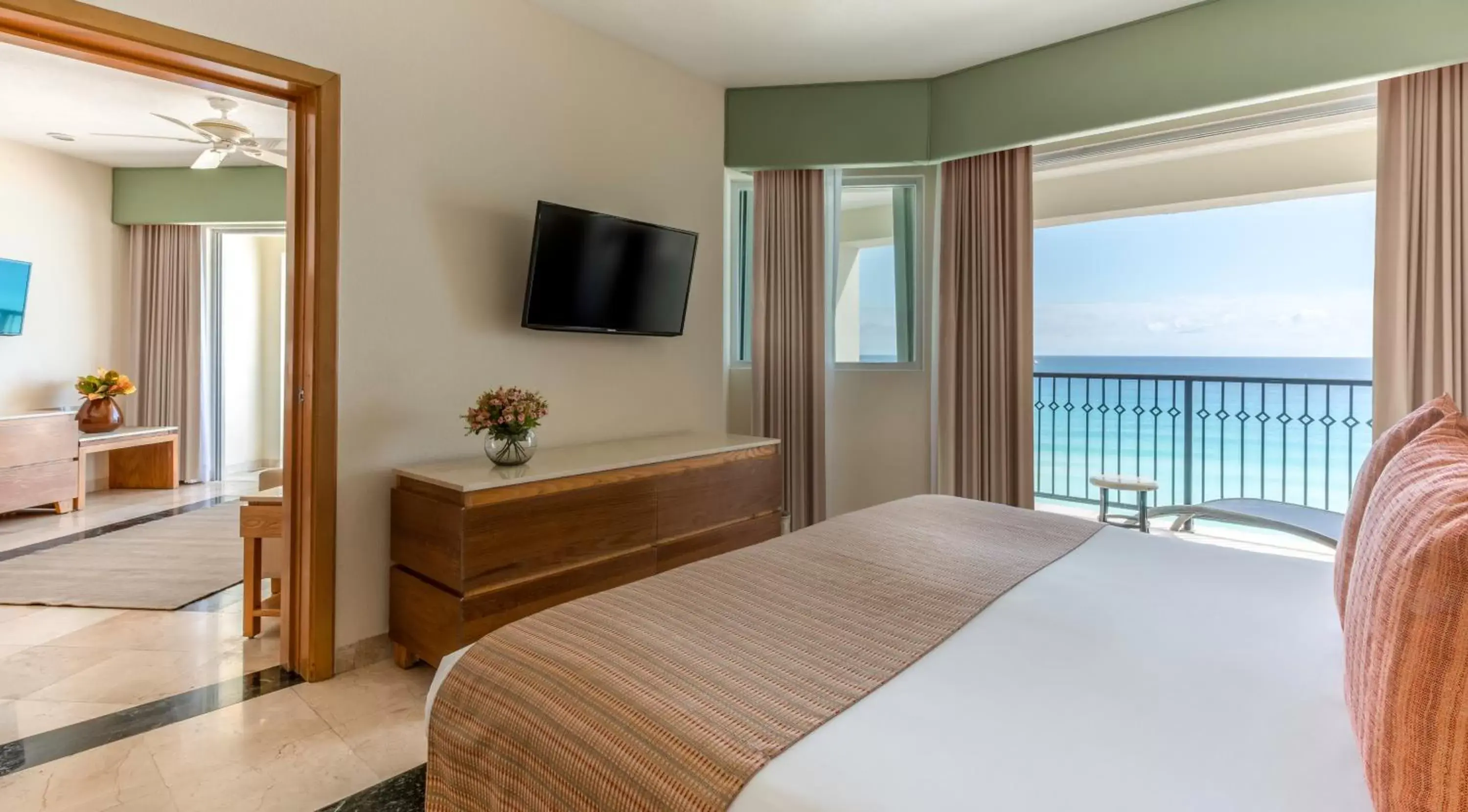 Photo of the whole room, Sea View in Grand Park Royal Cancun