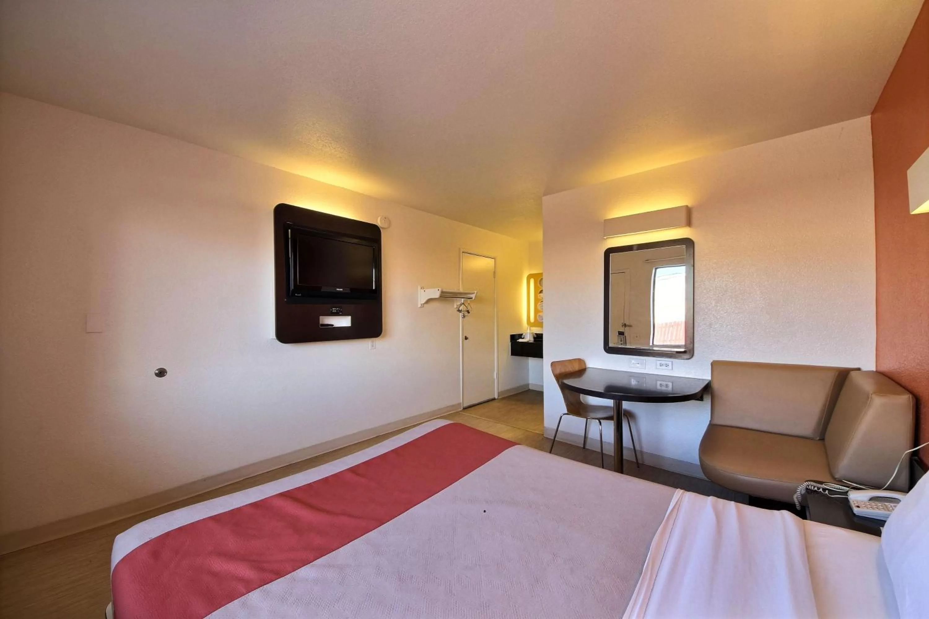 TV and multimedia, Bed in Motel 6-Laredo, TX - South