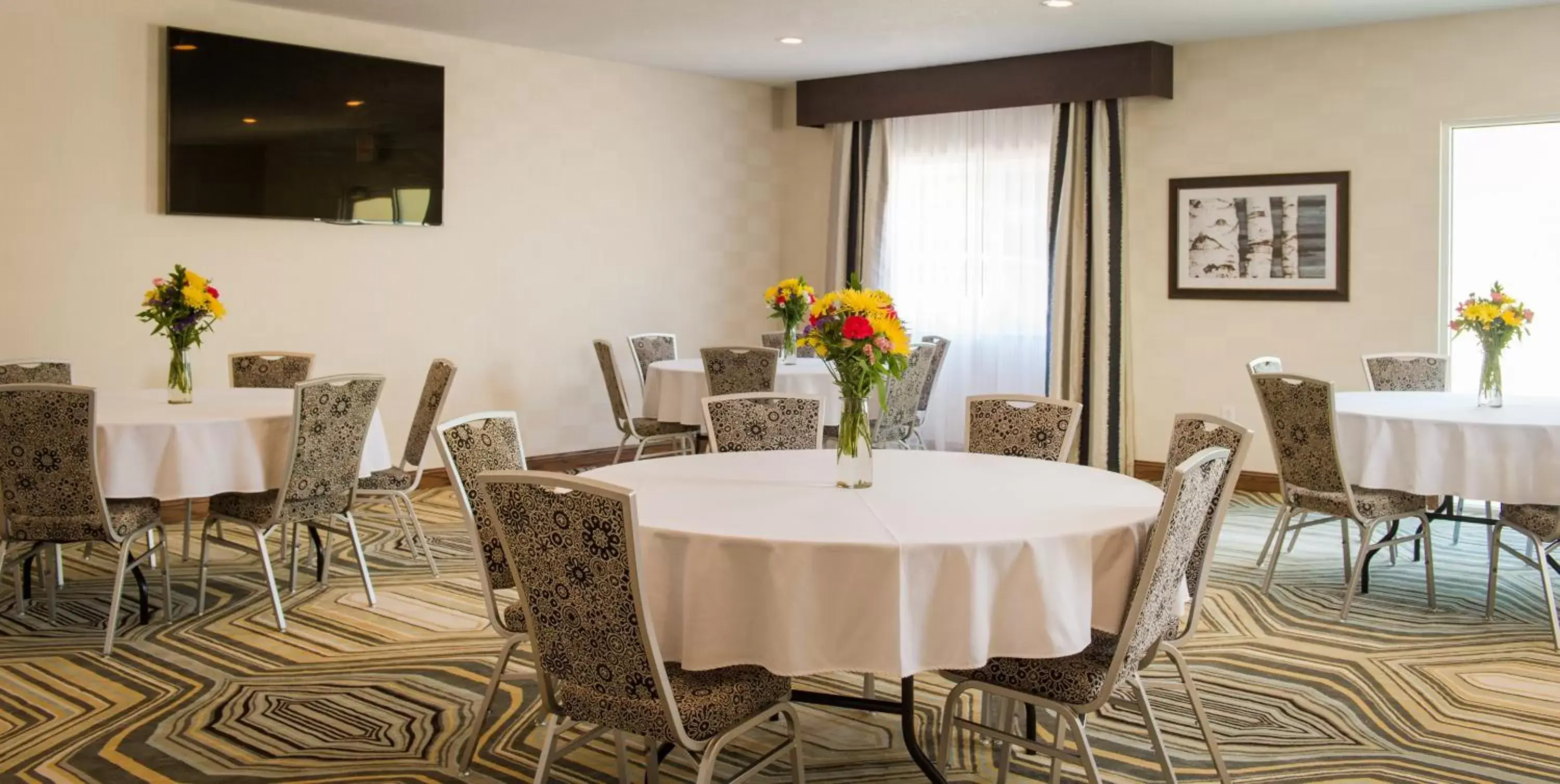 Meeting/conference room, Restaurant/Places to Eat in Holiday Inn Express Le Claire Riverfront-Davenport, an IHG Hotel