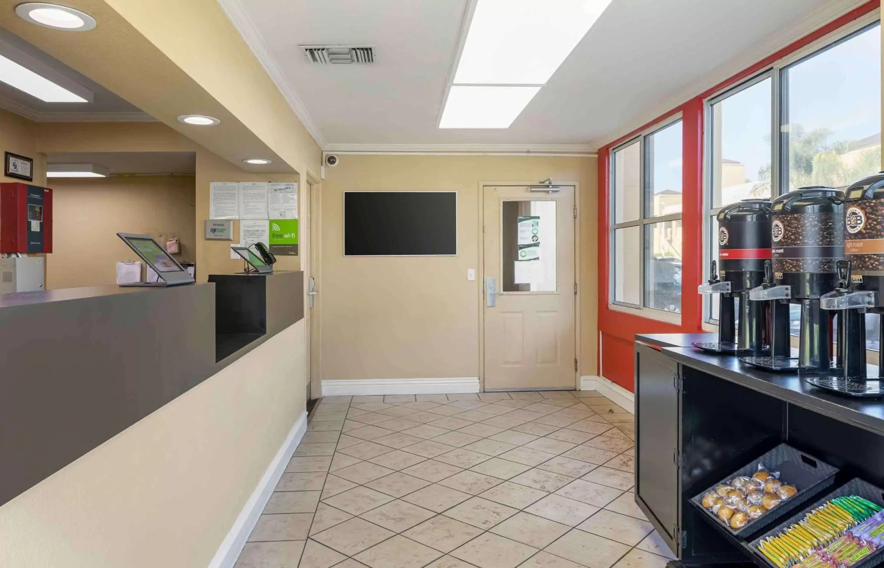 Lobby or reception, Kitchen/Kitchenette in Extended Stay America Suites - Orange County - Irvine Spectrum