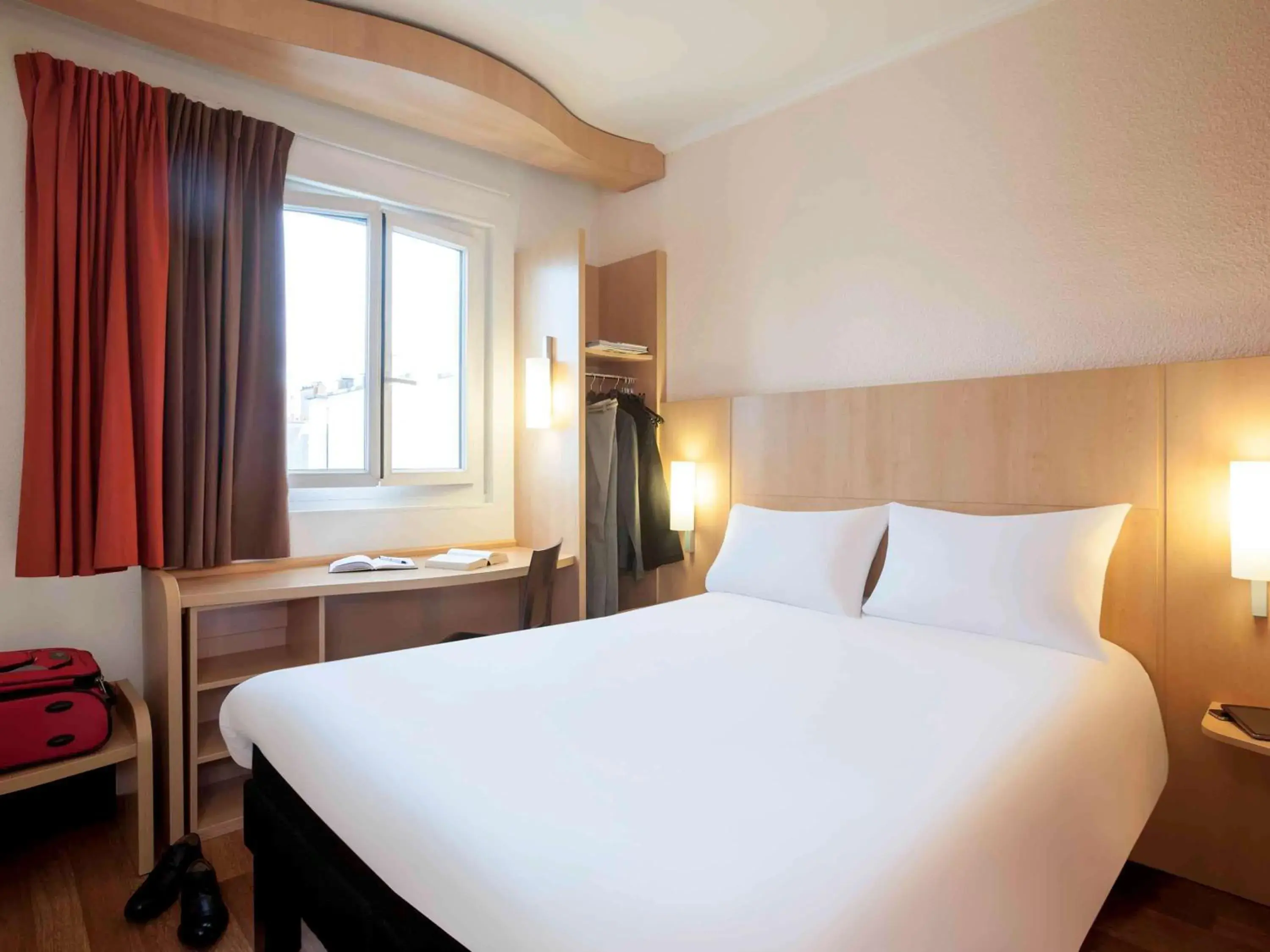 Photo of the whole room, Bed in ibis Maine Montparnasse