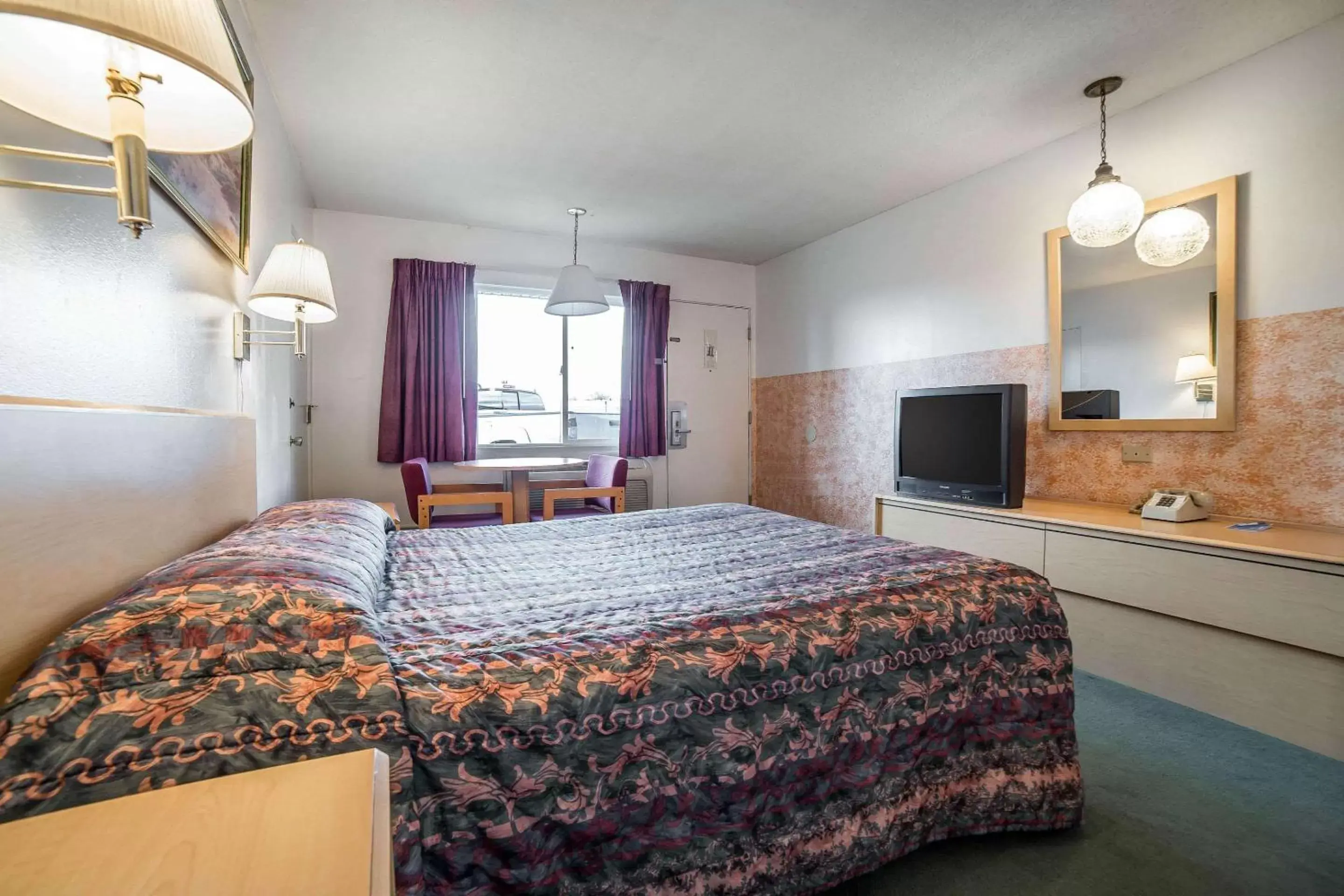 Photo of the whole room, Bed in Rodeway Inn Boardman - Hermiston