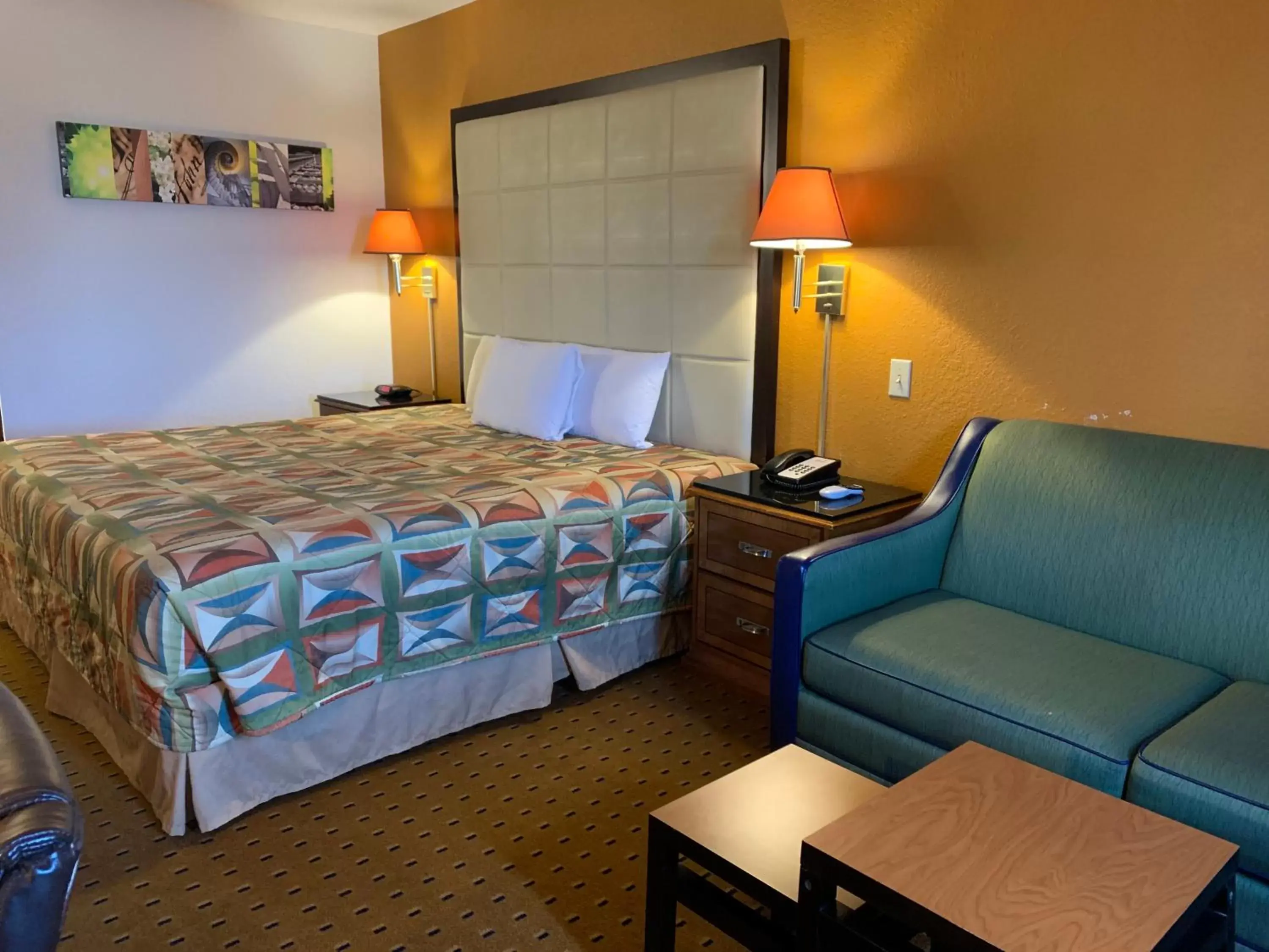 Bed in Brentwood Inn & Suites