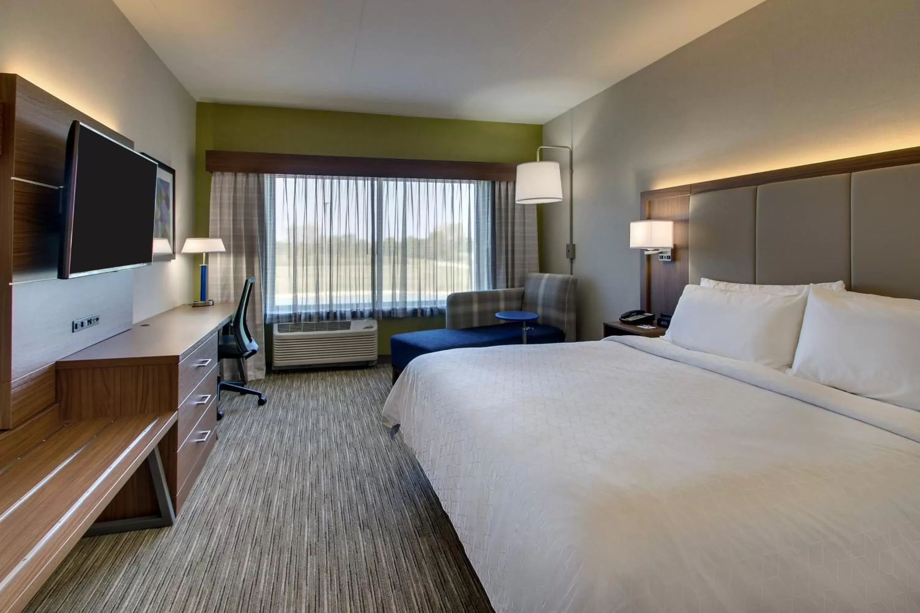 Photo of the whole room, Bed in Holiday Inn Express & Suites Findlay North, an IHG Hotel