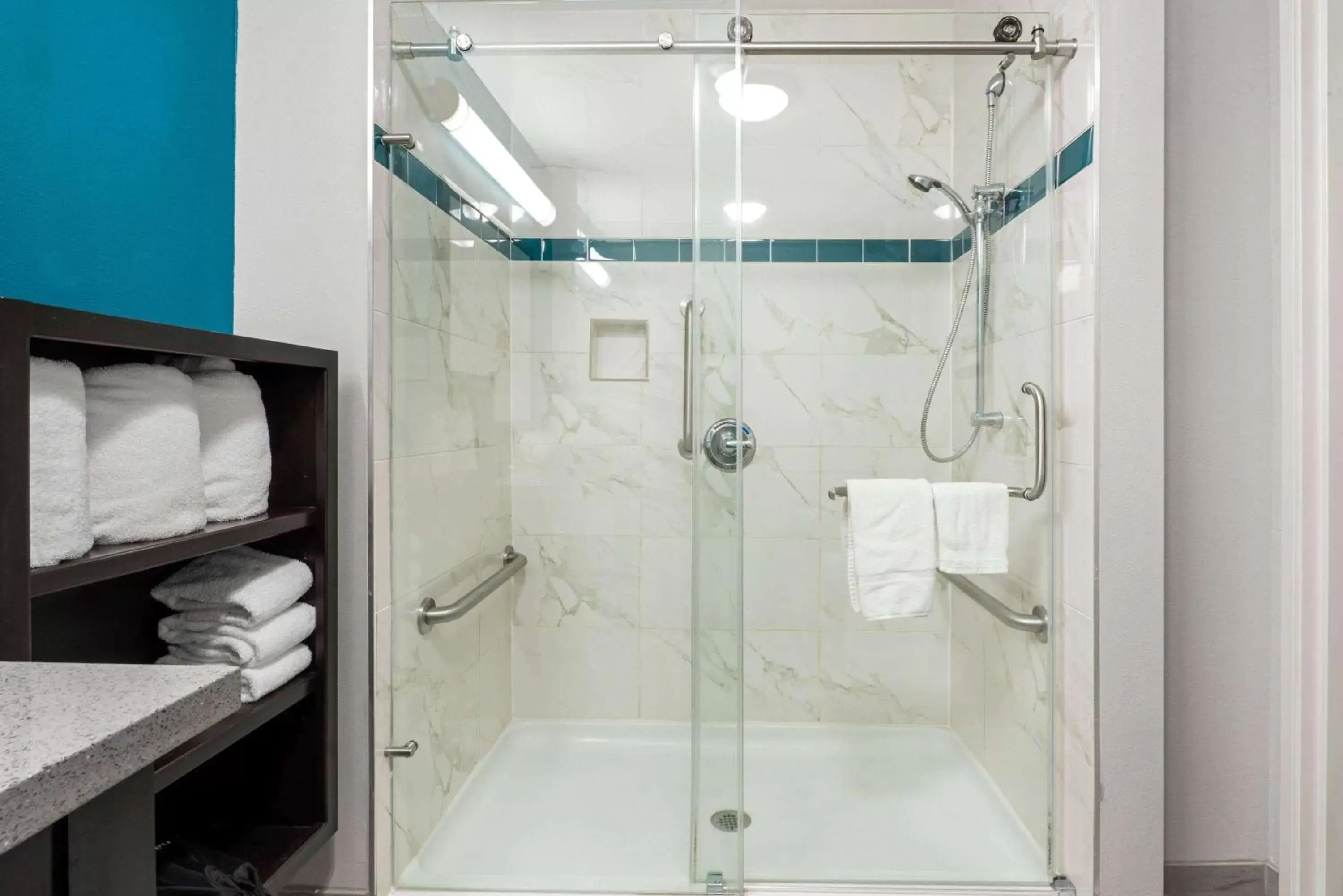 Shower, Bathroom in La Quinta by Wyndham Houston Humble Atascocita