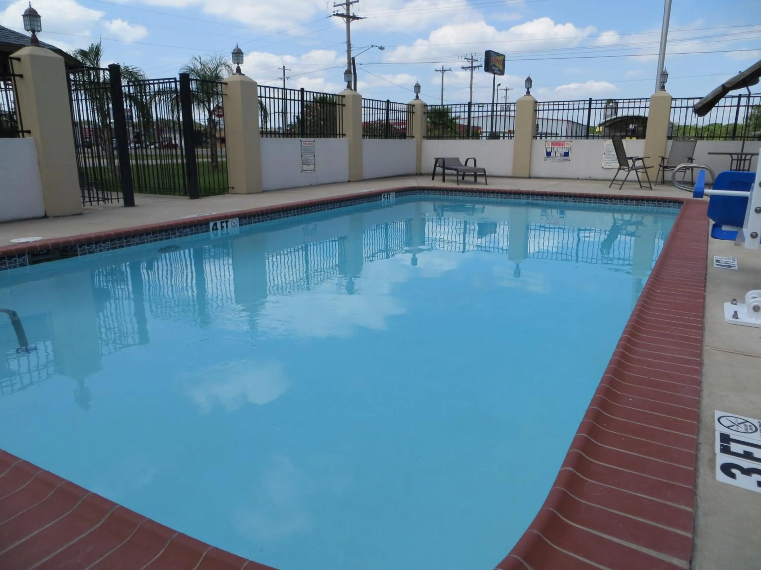 Swimming pool in Executive Inn & Suites West Columbia