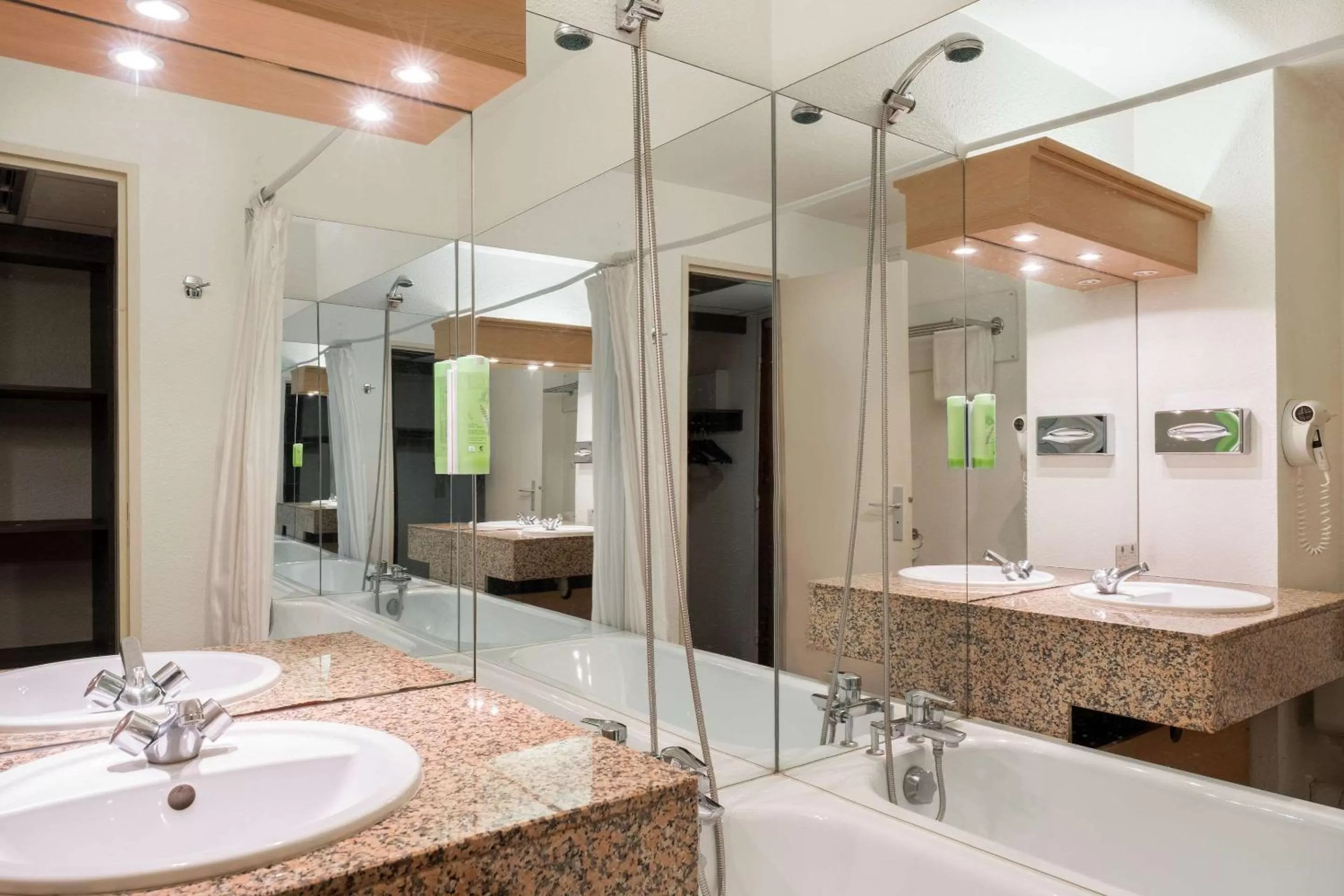 Bedroom in Comfort Hotel Toulouse Sud