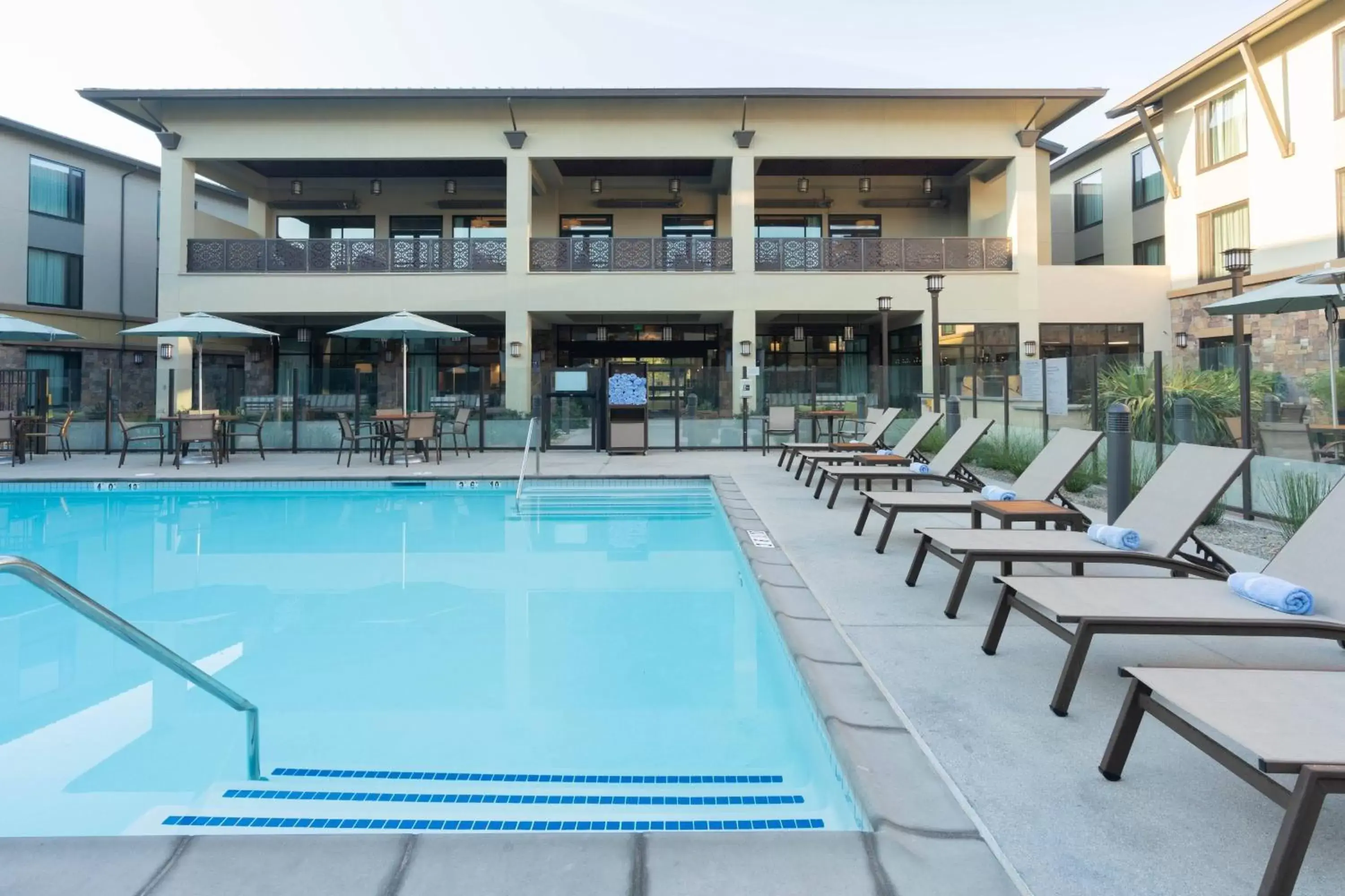 Swimming Pool in Courtyard by Marriott Thousand Oaks Agoura Hills