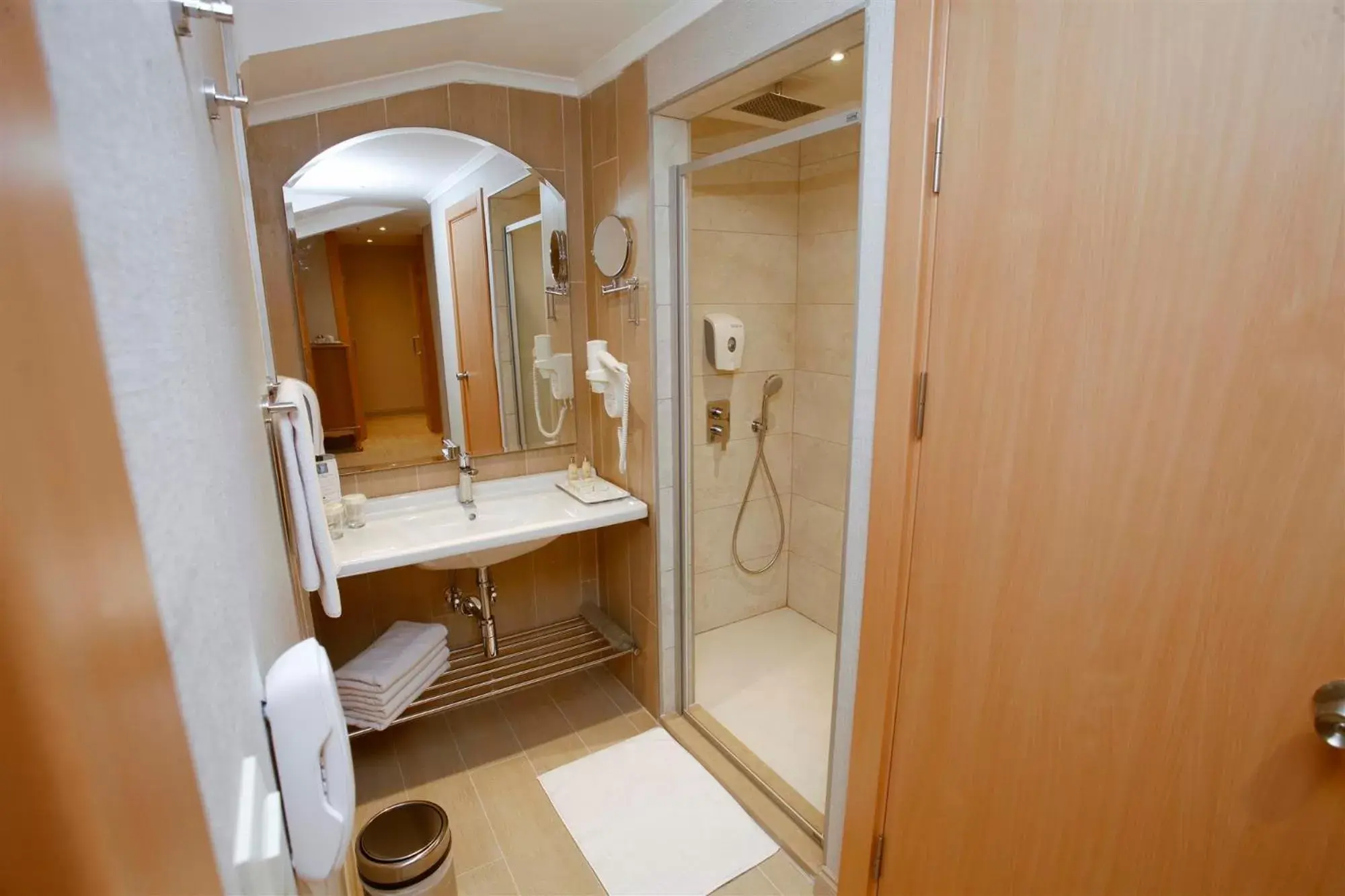 Shower, Bathroom in Hotel Aqua