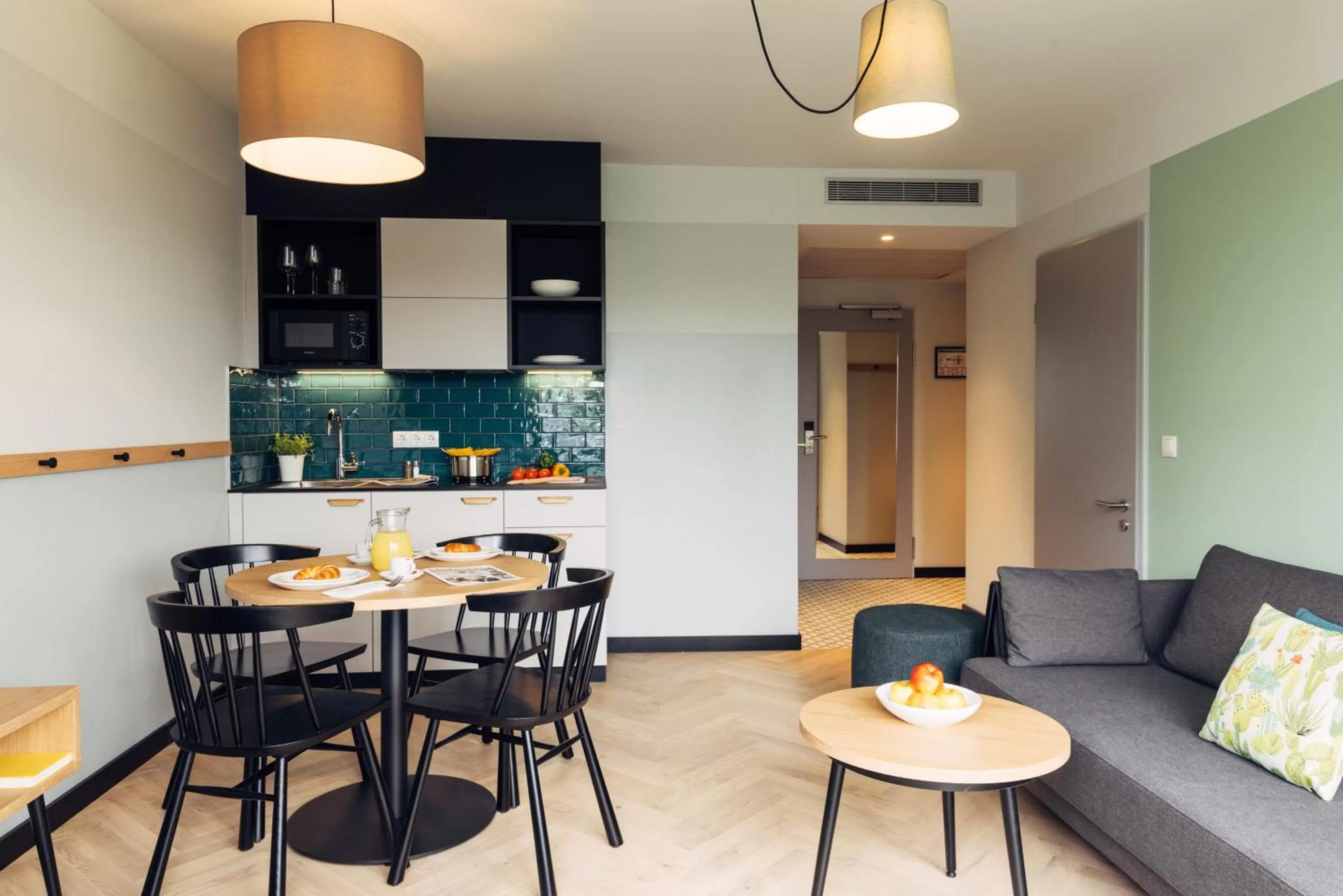 Kitchen or kitchenette in harry's home Berlin-Moabit hotel & apartments