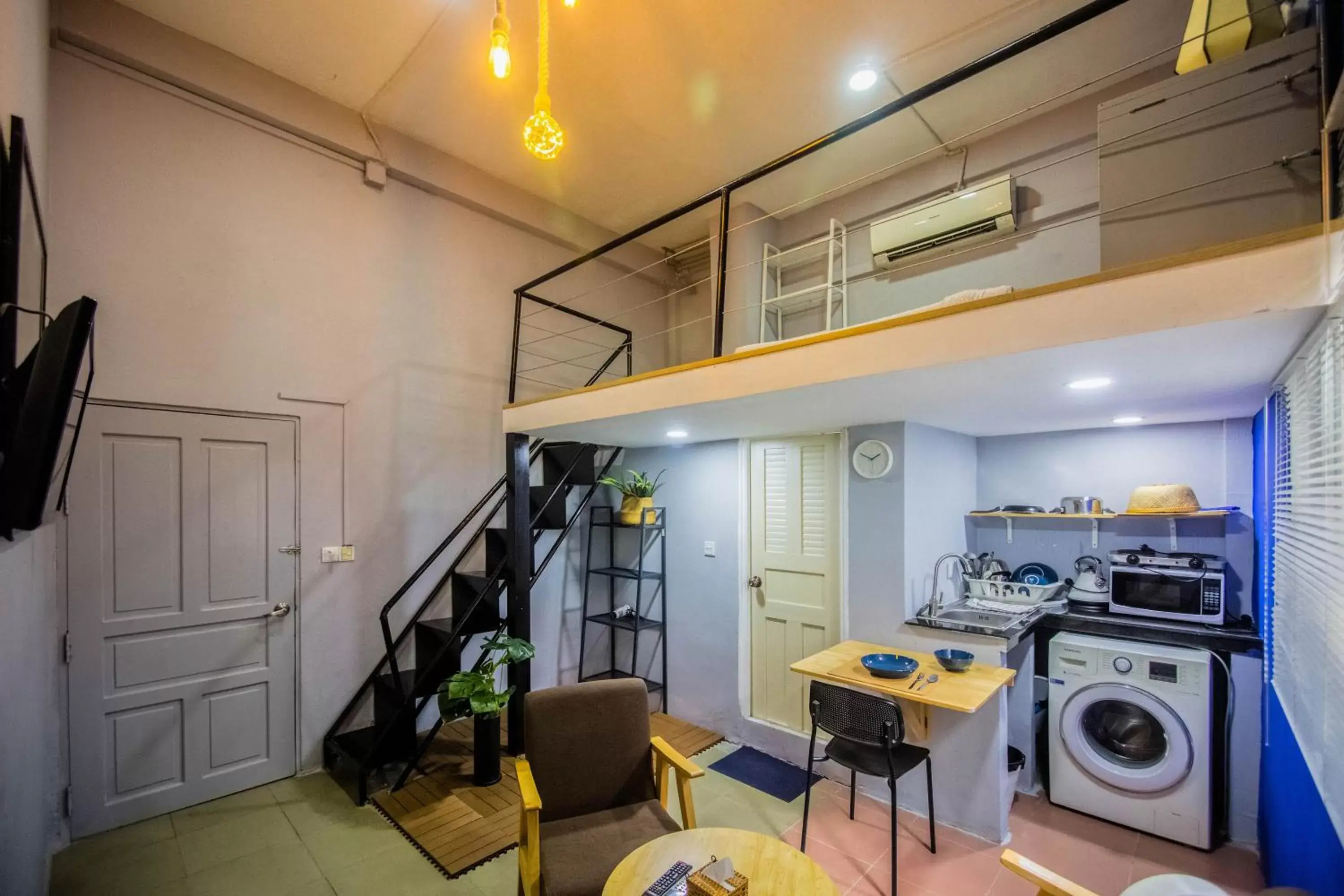 Living room, Kitchen/Kitchenette in The Artist Residence