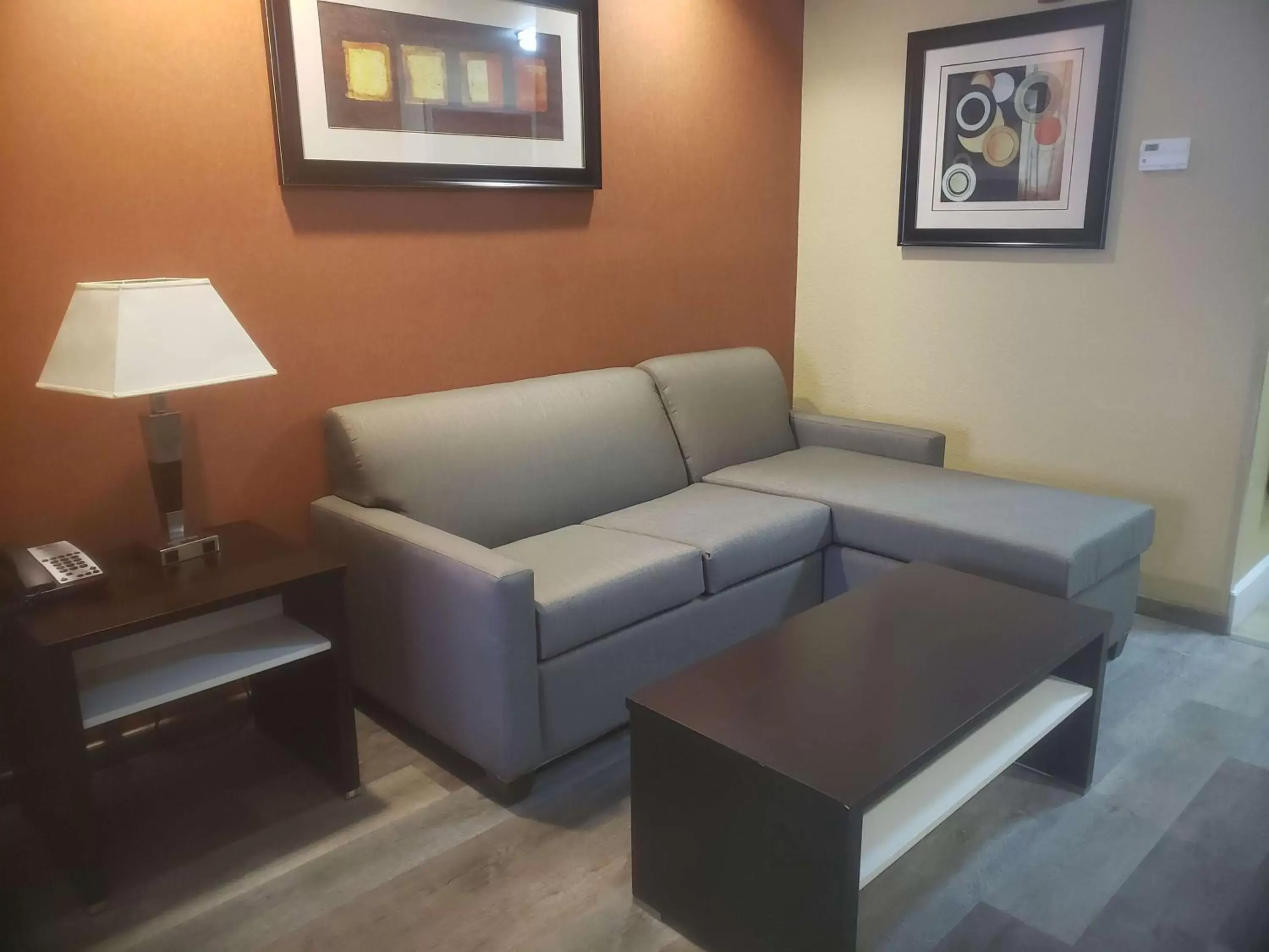 Photo of the whole room, Seating Area in Best Western Plus JFK Inn & Suites