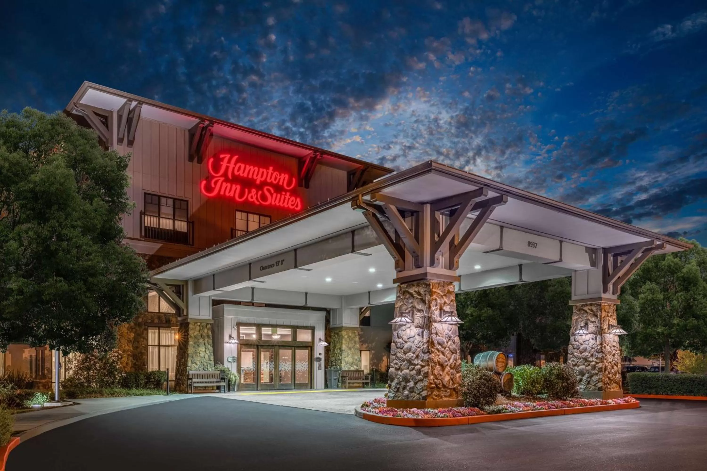 Property building in Hampton Inn &amp; Suites Windsor-Sonoma Wine Country