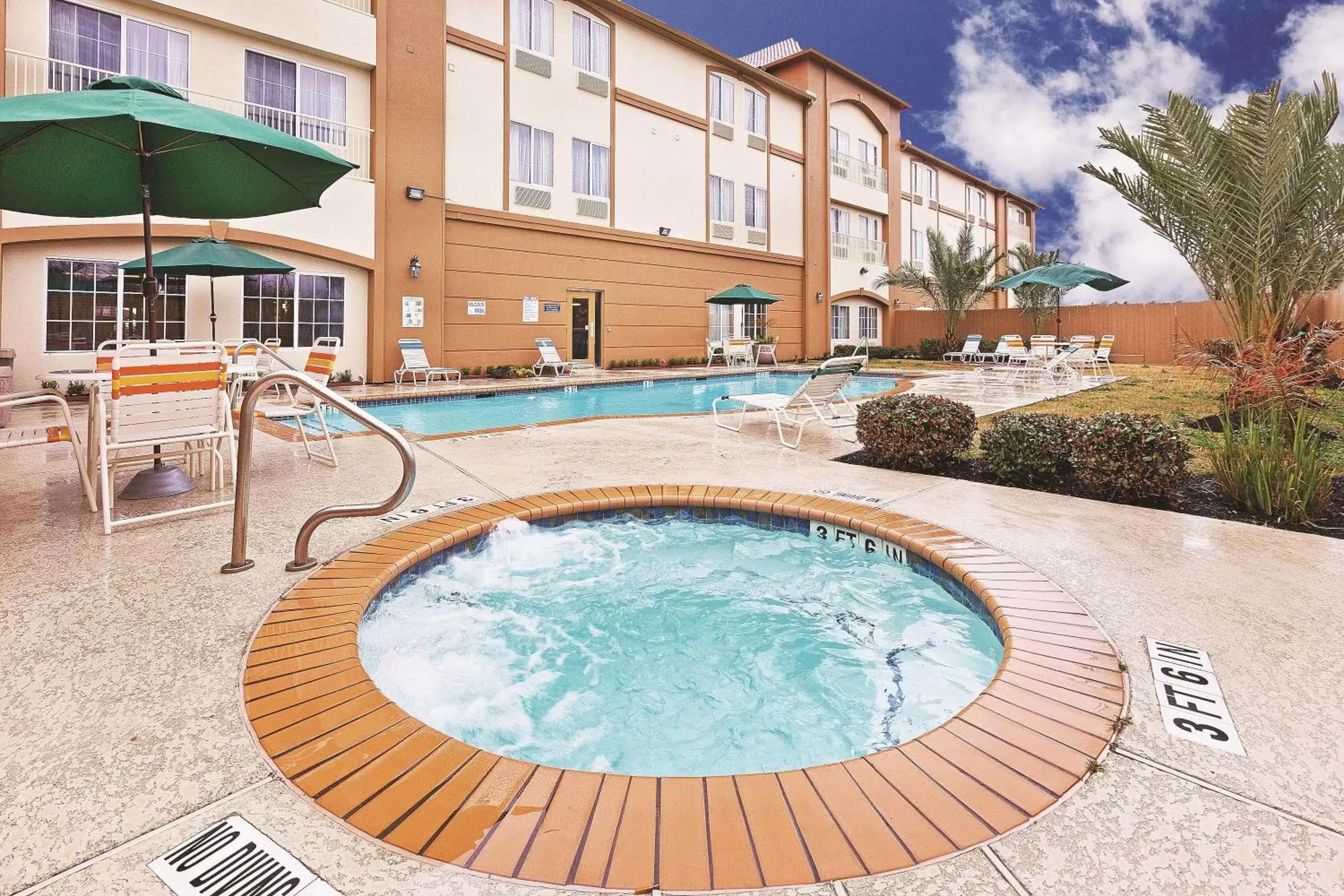 On site, Swimming Pool in La Quinta by Wyndham Houston Hobby Airport