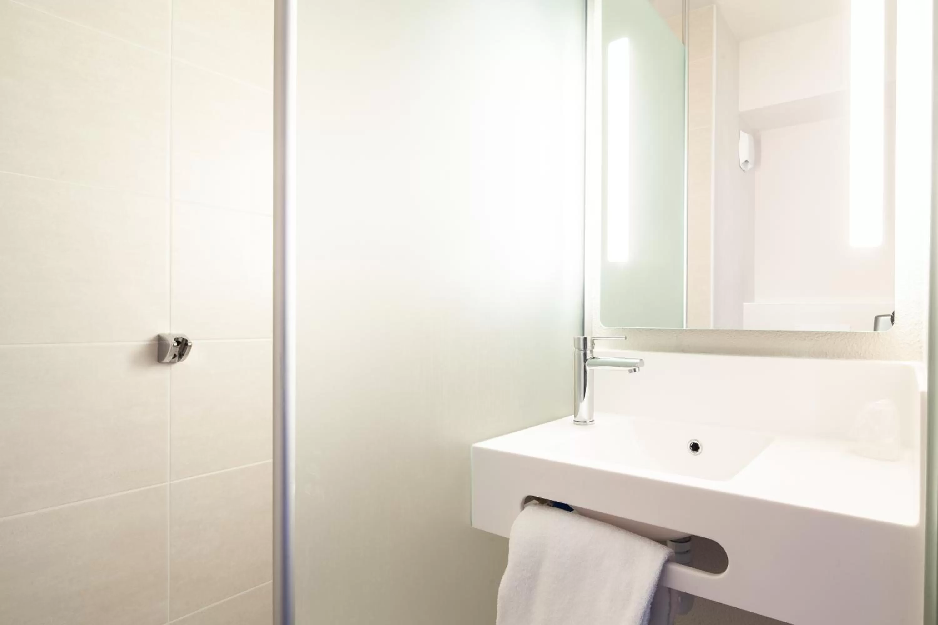 Bathroom in B&B HOTEL Meaux