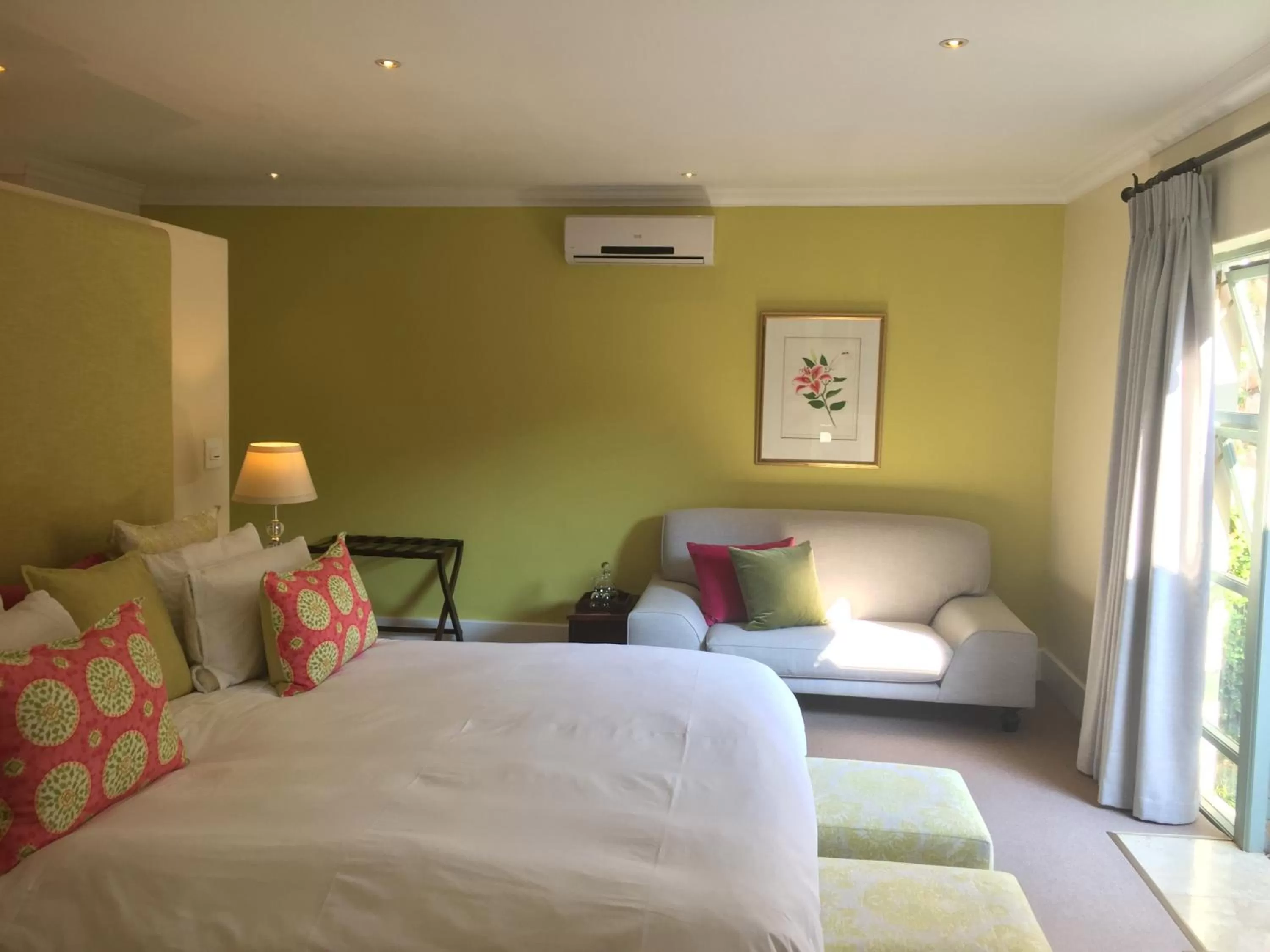 Seating area, Bed in The Parkwood