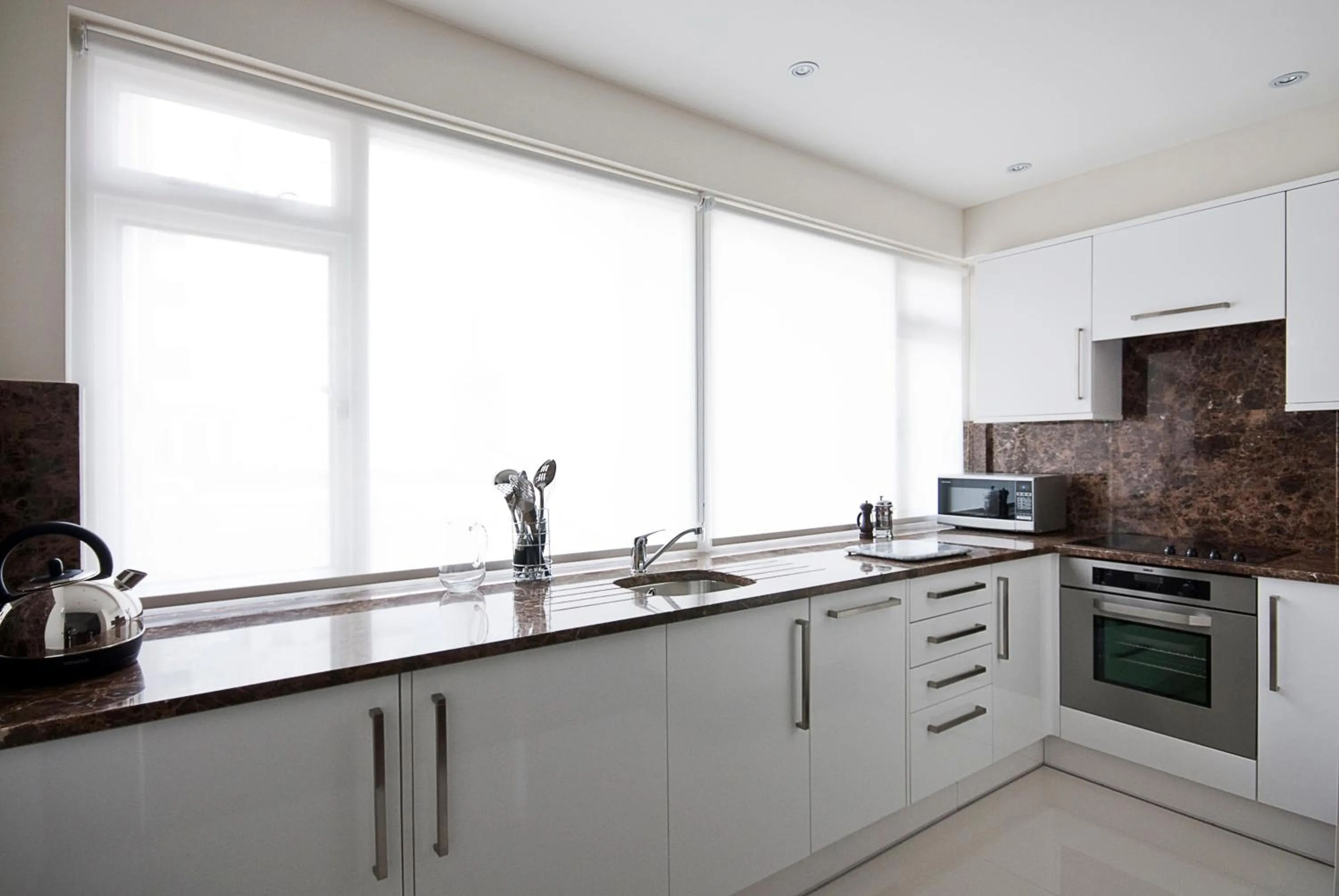 Kitchen or kitchenette in 130 Queen's Gate Apartments