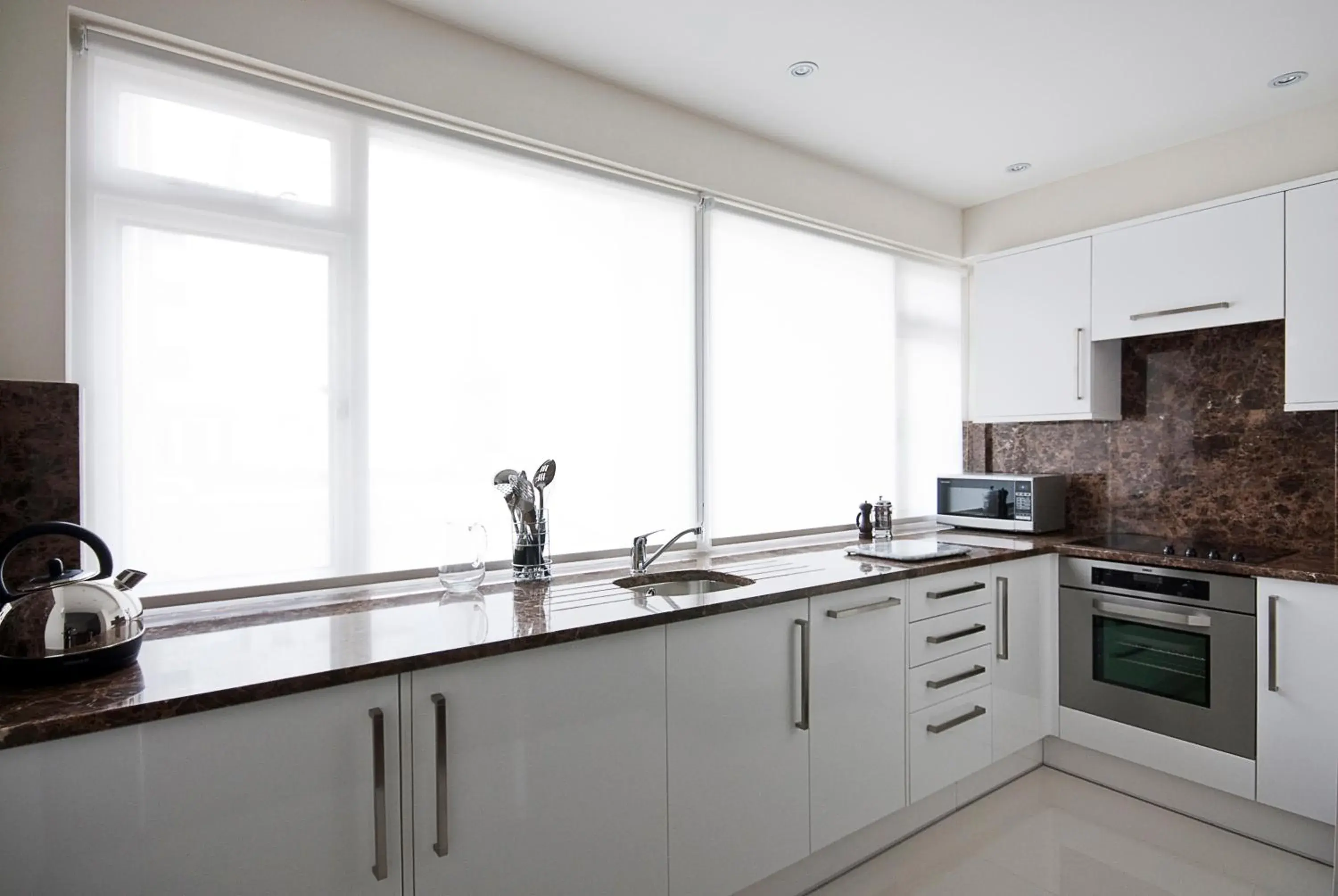 Kitchen or kitchenette, Kitchen/Kitchenette in 130 Queen's Gate Apartments