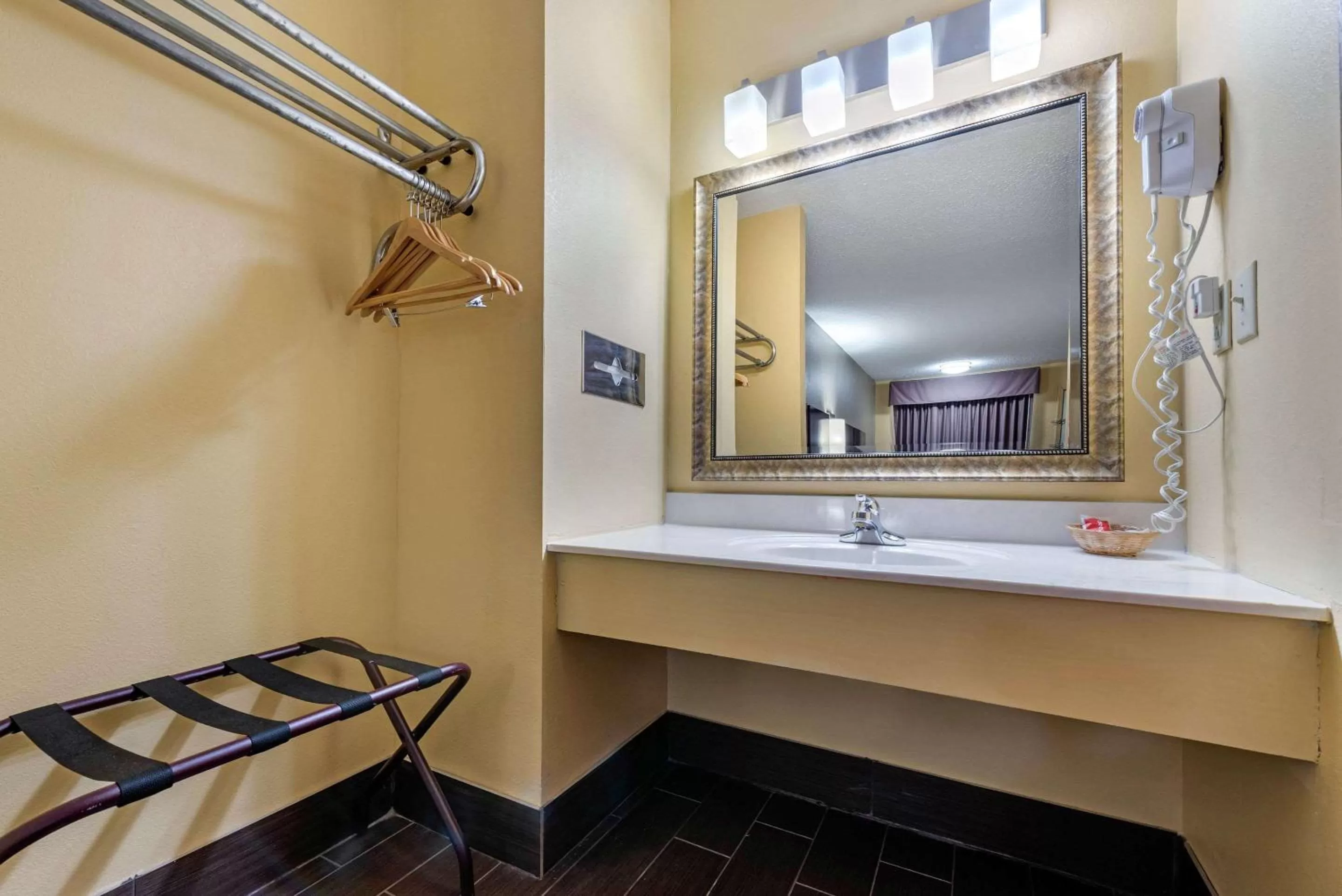 Bathroom in Econo Lodge Lexington Southeast