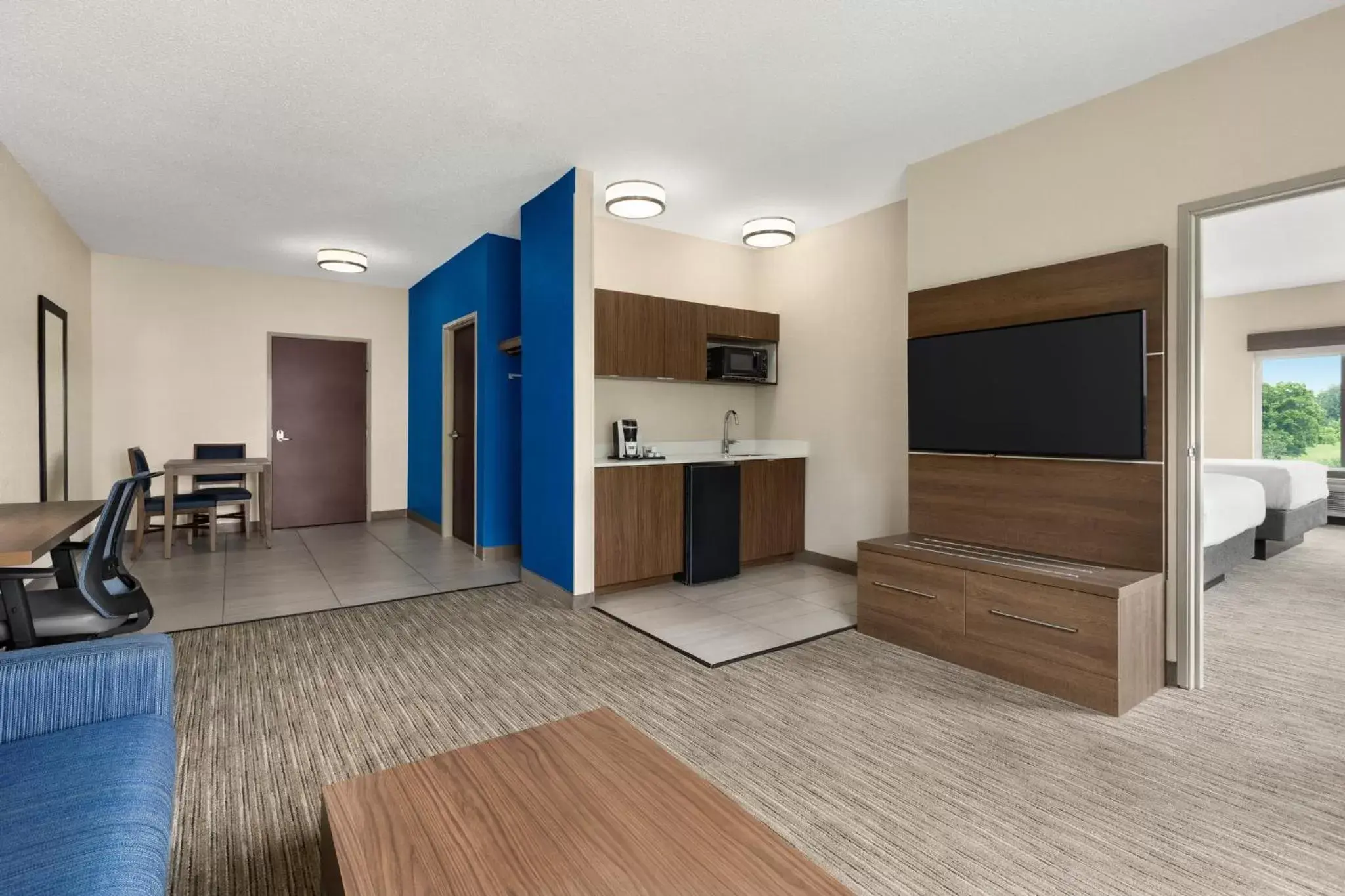 Photo of the whole room, TV/Entertainment Center in Holiday Inn Express Hotel and Suites Akron South-Airport Area, an IHG Hotel