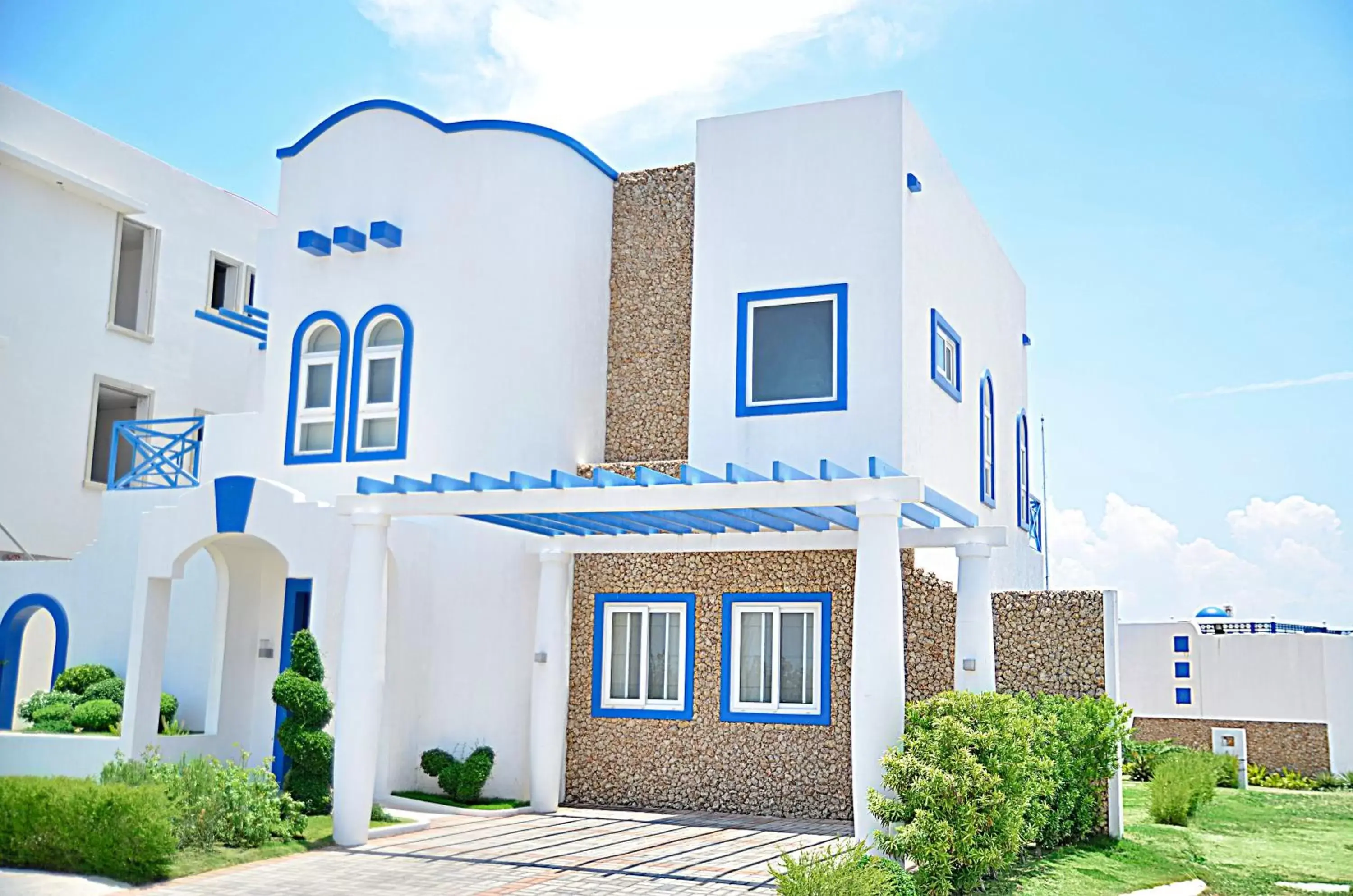 Property building in Thunderbird Resorts - Poro Point Property building in Thunderbird Resorts - Poro Point