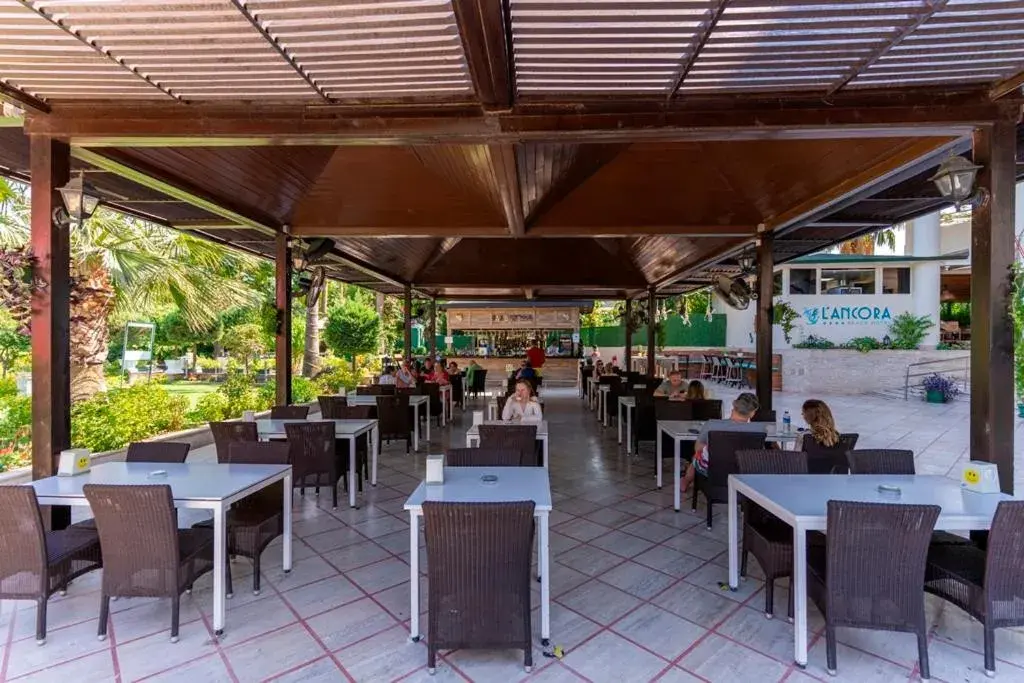 Restaurant/Places to Eat in L'ancora Beach Hotel