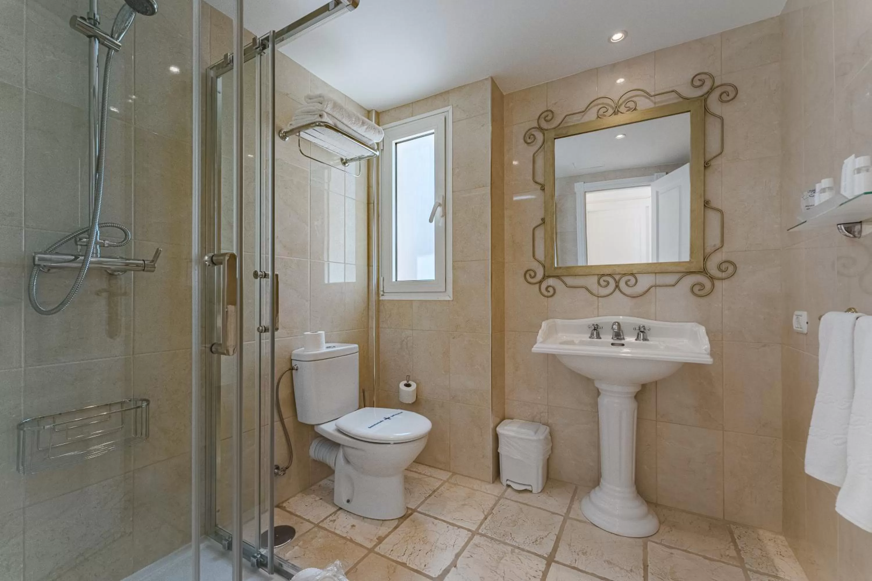 Bathroom in Flamingo Suites Boutique Hotel