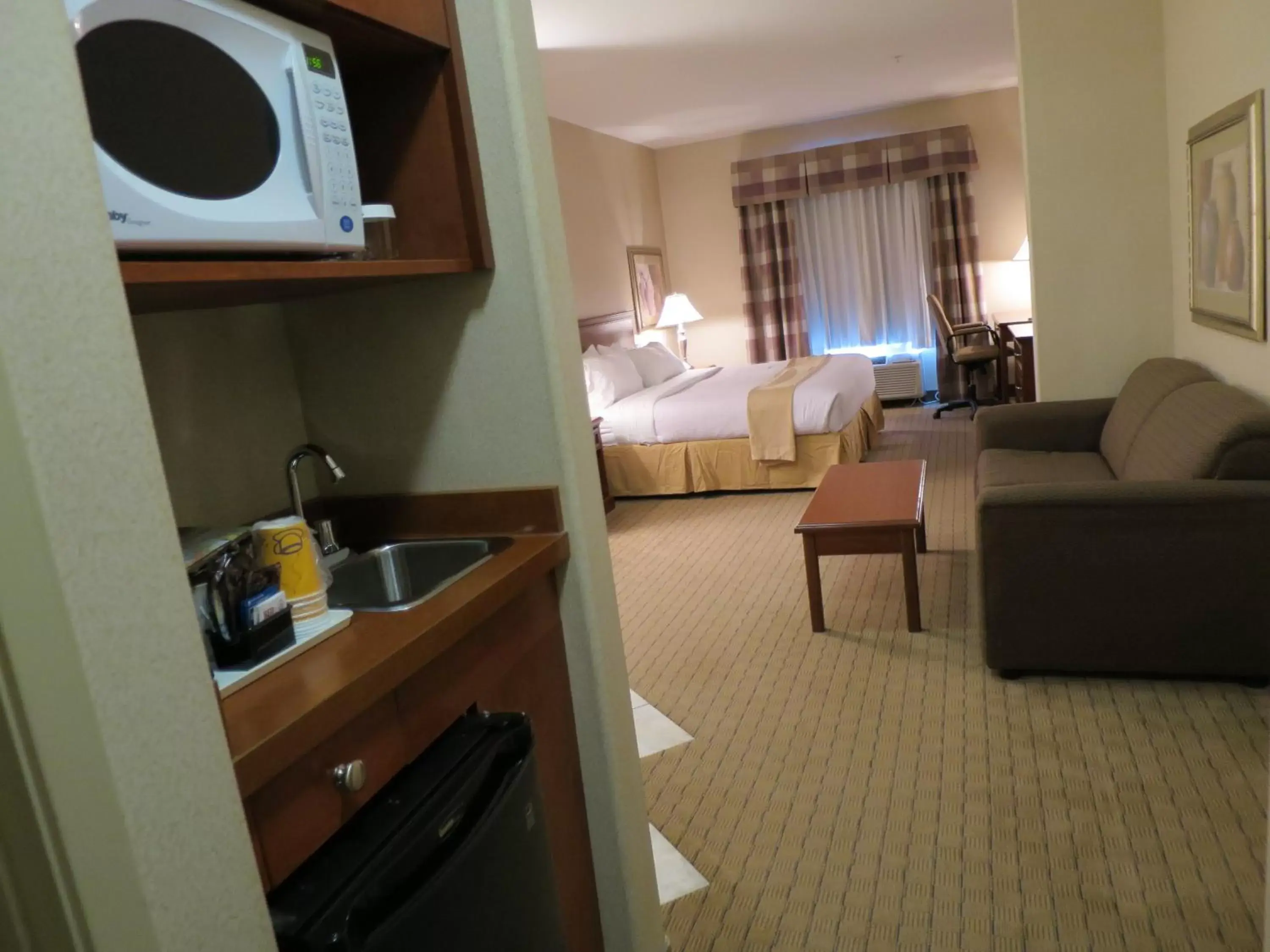 Photo of the whole room, Kitchen/Kitchenette in Holiday Inn Hotel & Suites Regina, an IHG Hotel