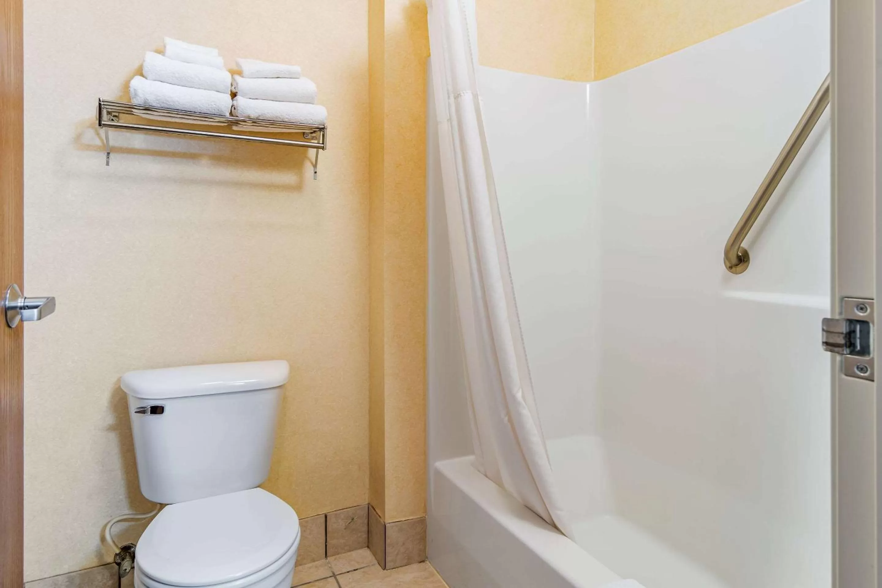 Bathroom in Quality Inn Bend North